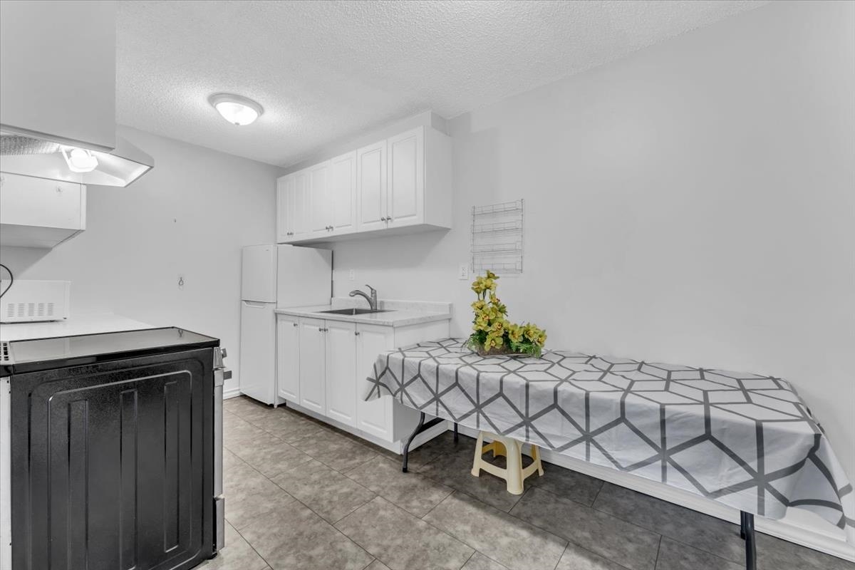 208 7220 LINDSAY ROAD Unit: 208