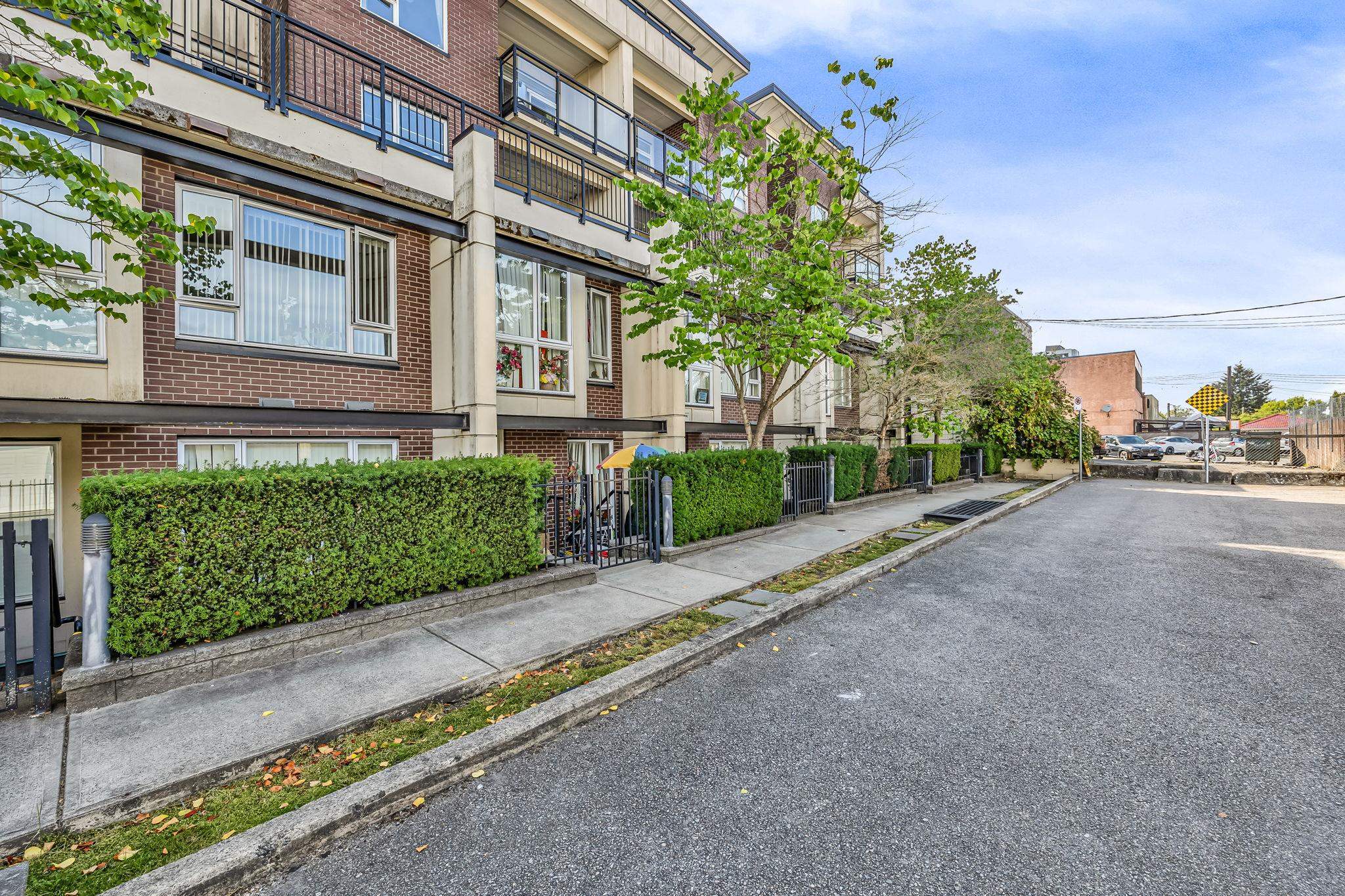 55 2239 KINGSWAY Unit: 55