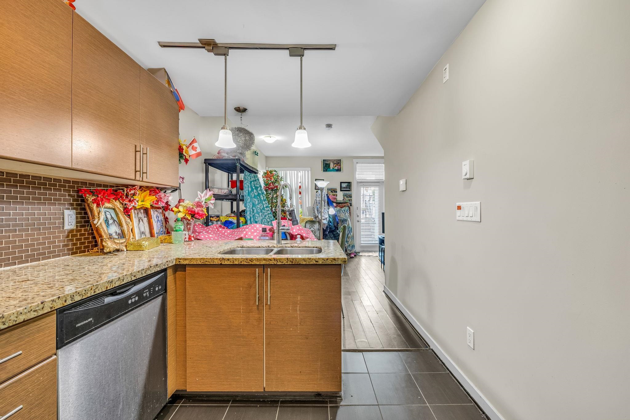 55 2239 KINGSWAY Unit: 55