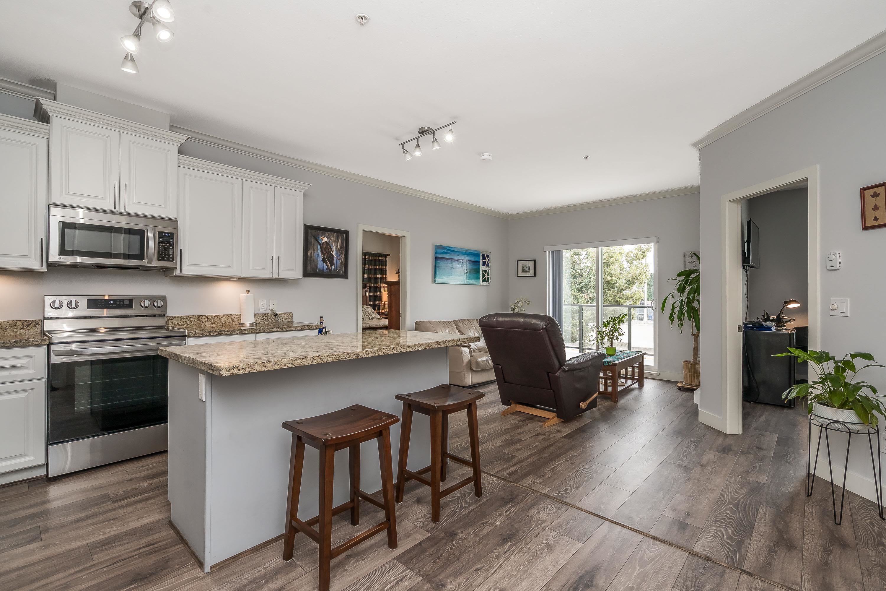 207 22363 SELKIRK AVENUE Unit: 207