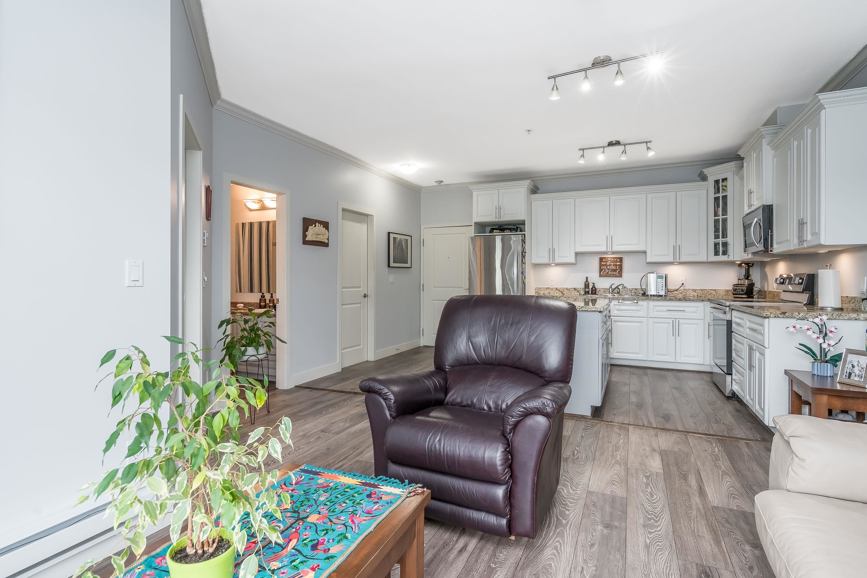 207 22363 SELKIRK AVENUE Unit: 207