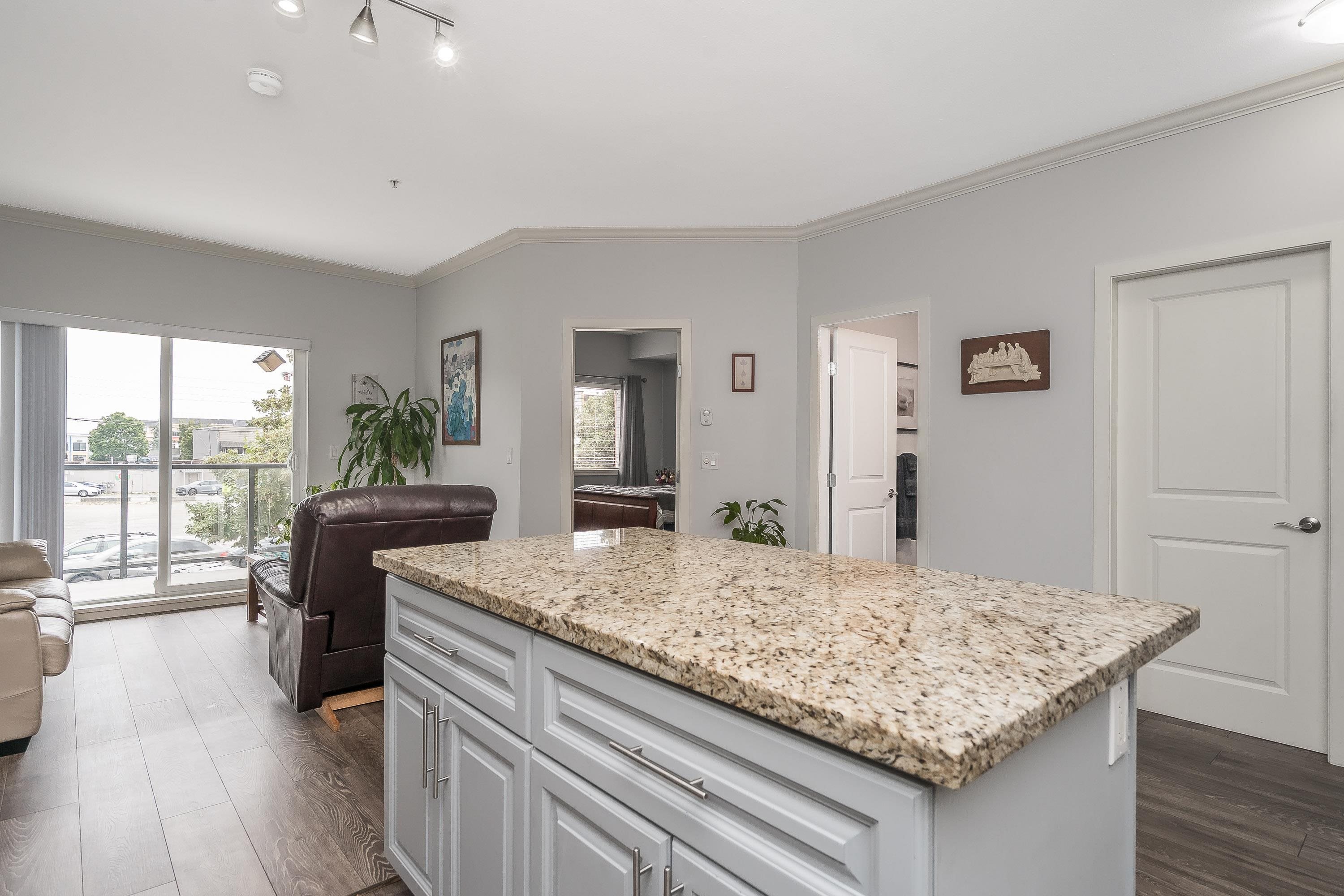 207 22363 SELKIRK AVENUE Unit: 207