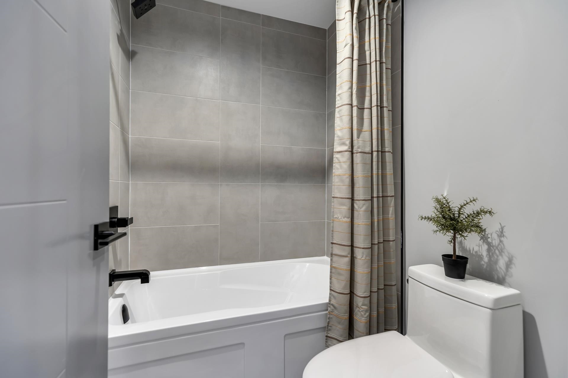 2 7138 MARBLE HILL ROAD Unit: 2