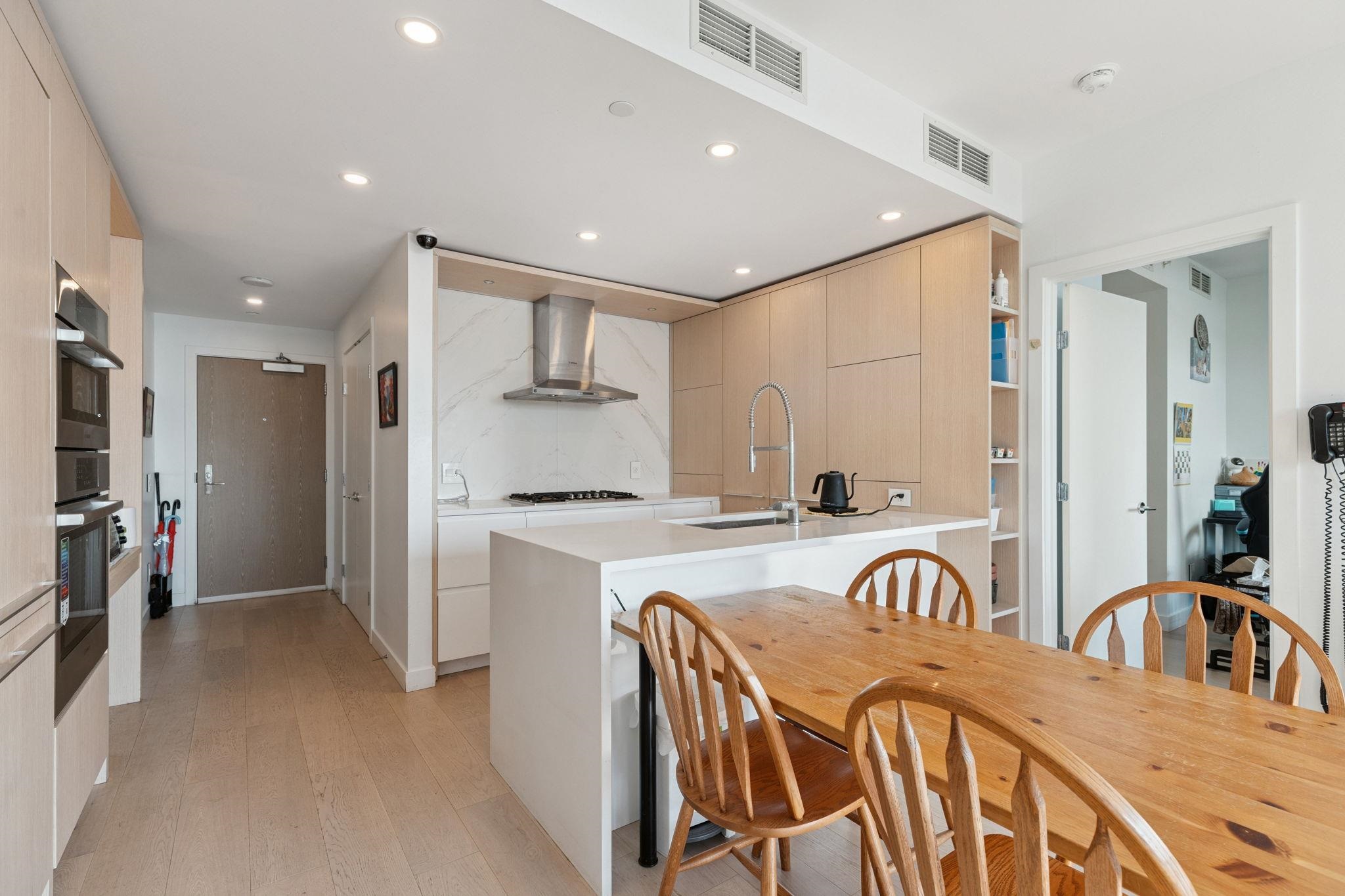 901 15165 THRIFT AVENUE Unit: 901