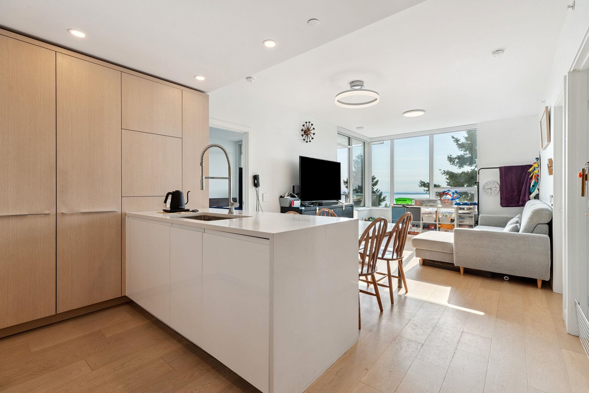 901 15165 THRIFT AVENUE Unit: 901