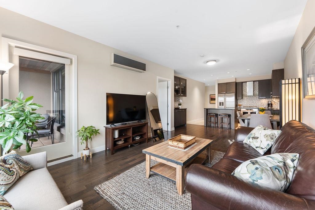 301 4570 HASTINGS STREET Unit: 301