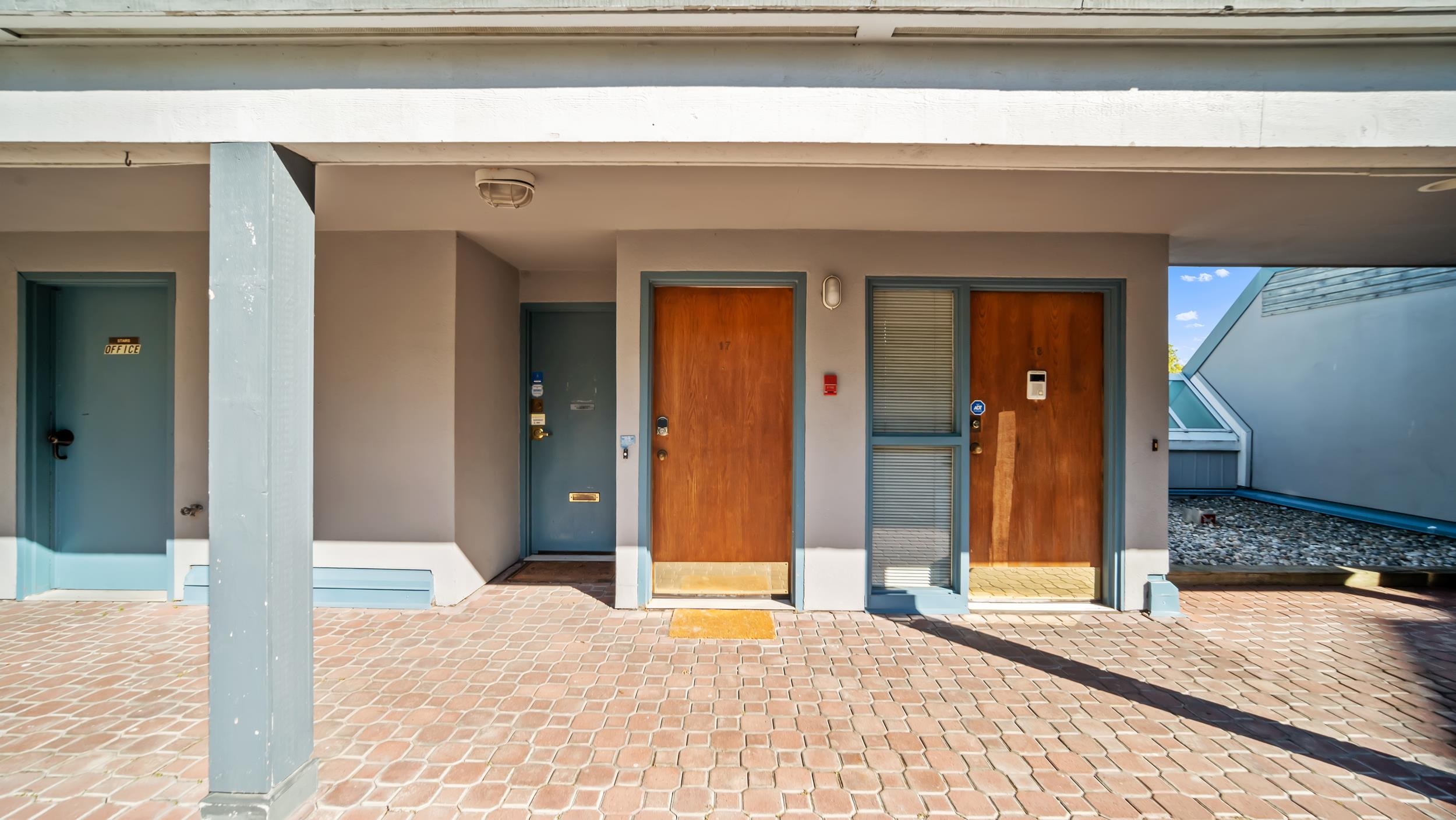 17 1345 W 4TH AVENUE Unit: 17