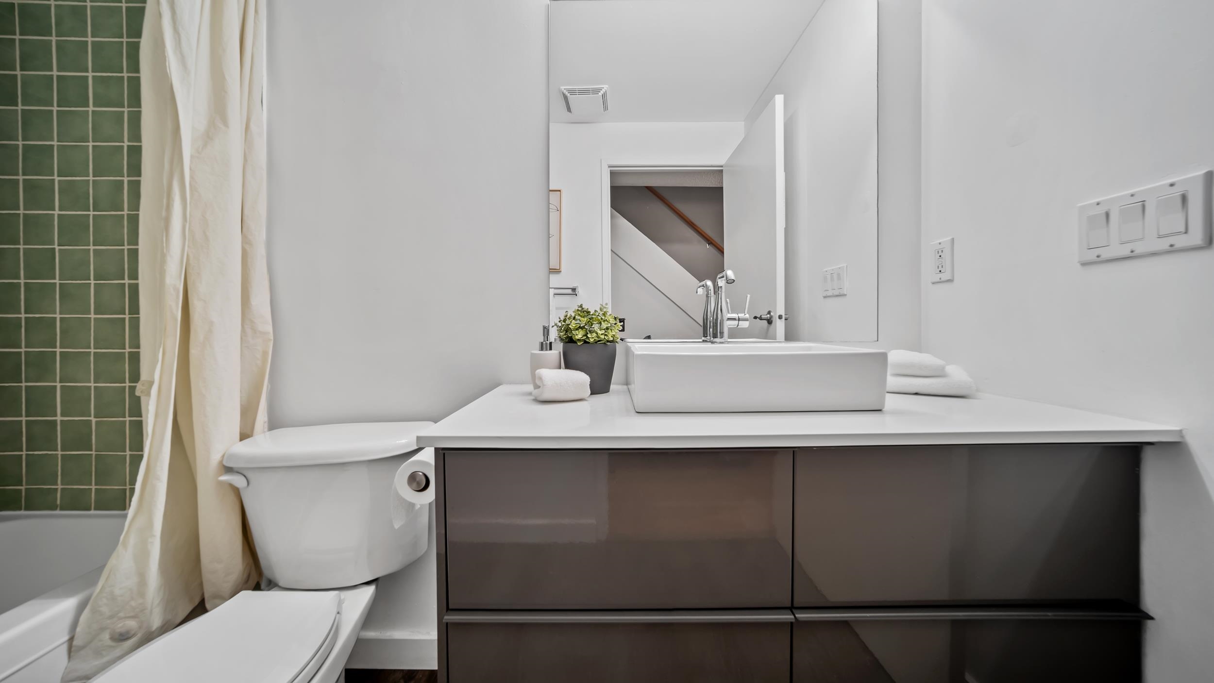 17 1345 W 4TH AVENUE Unit: 17