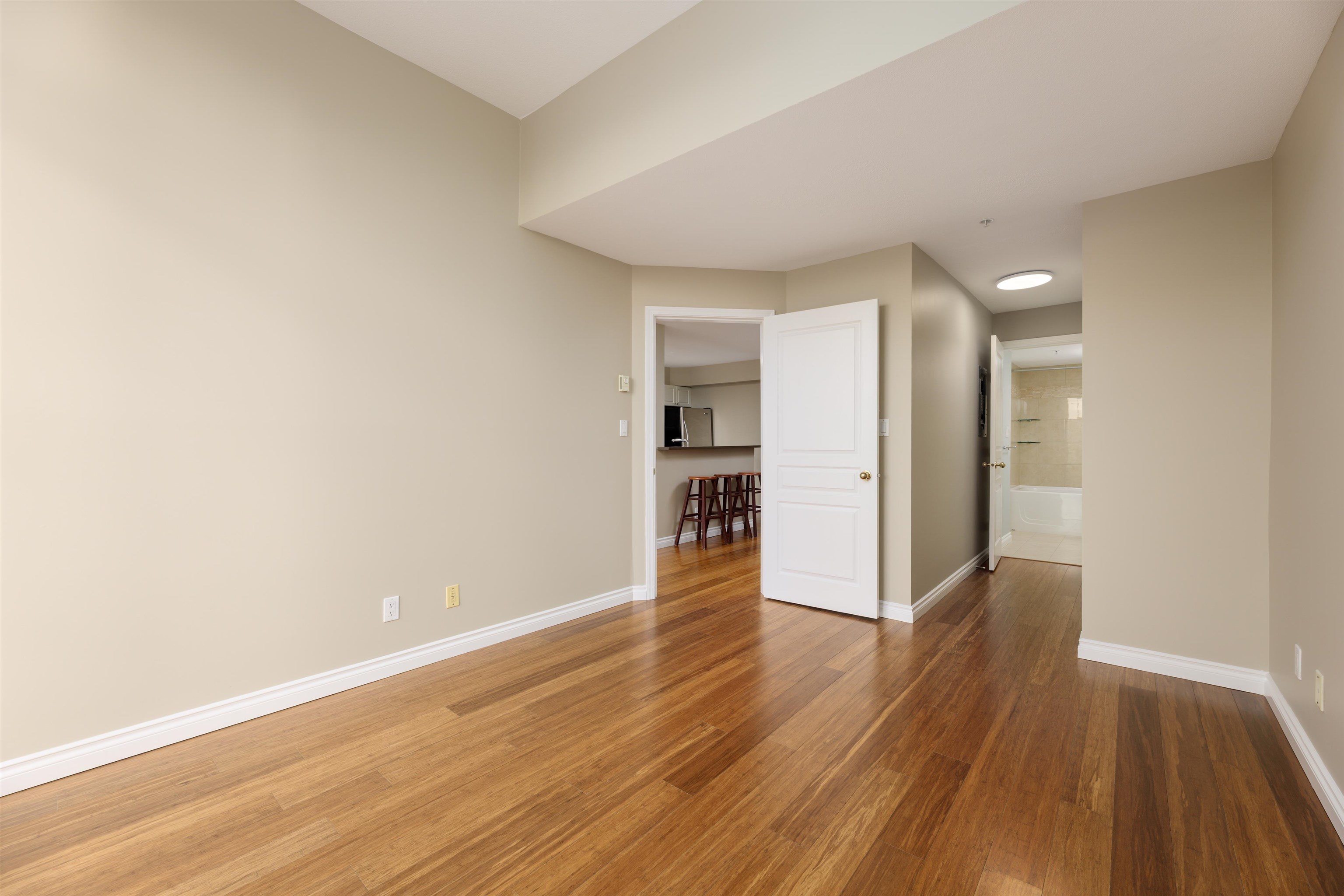 301 7117 ANTRIM AVENUE, Burnaby Unit: 301