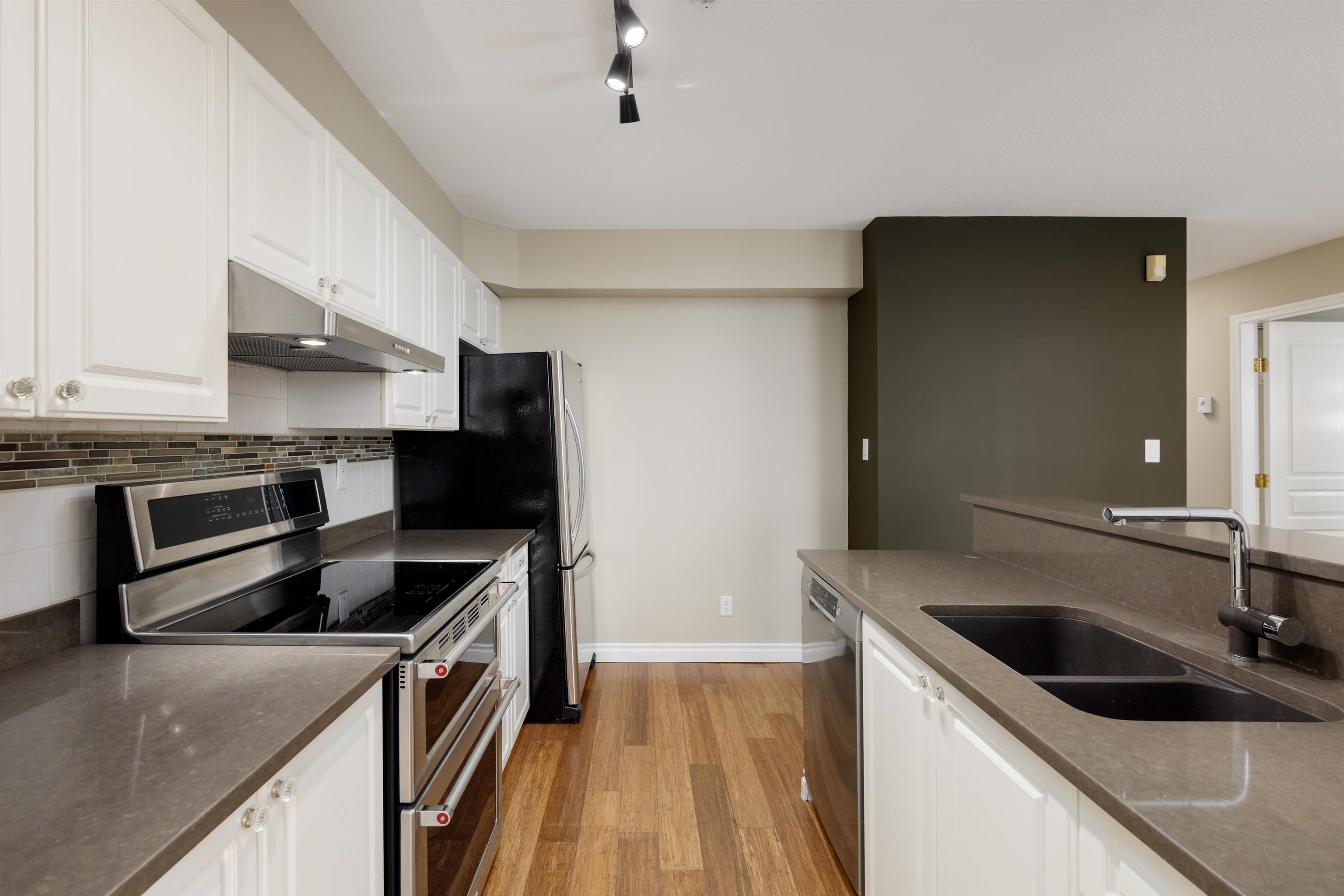 301 7117 ANTRIM AVENUE, Burnaby Unit: 301