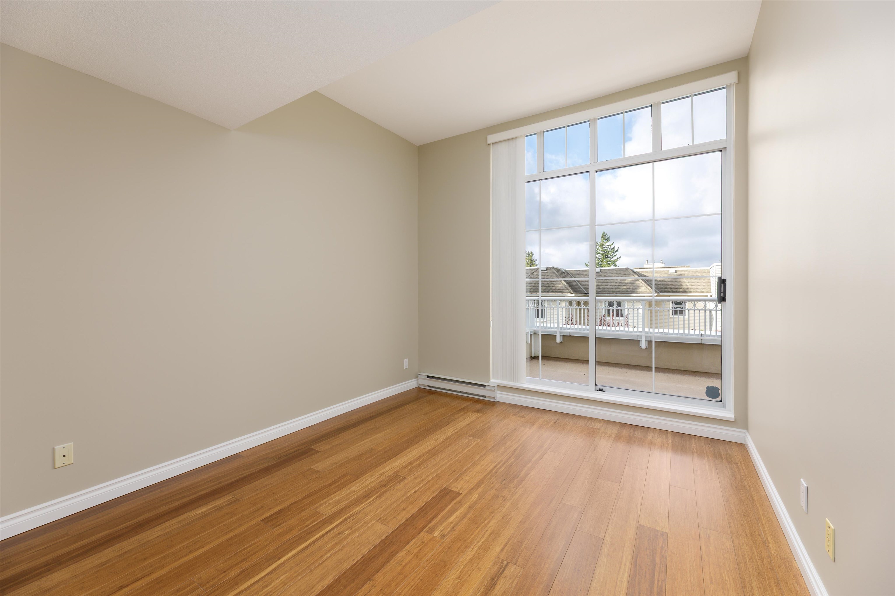 301 7117 ANTRIM AVENUE, Burnaby Unit: 301