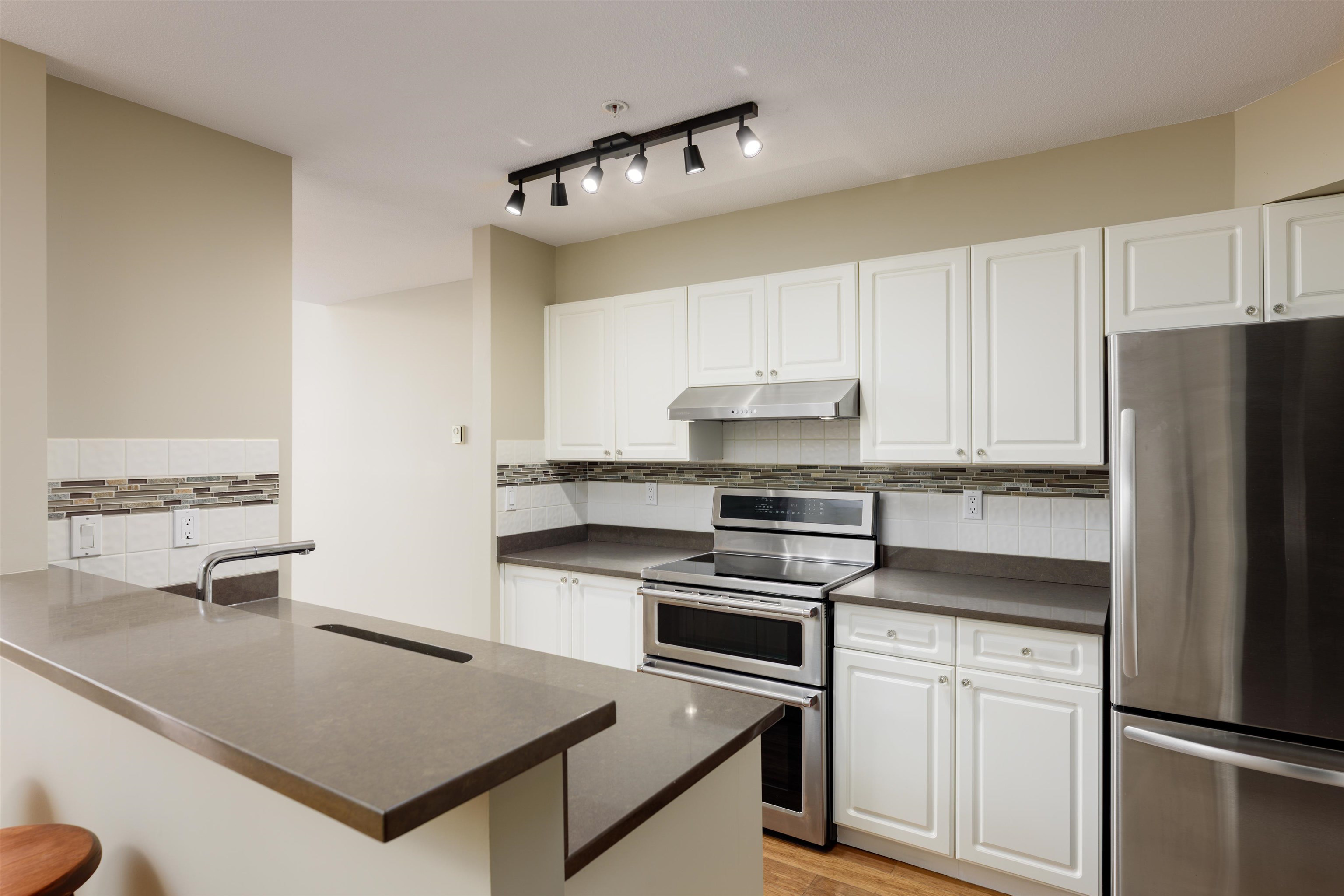 301 7117 ANTRIM AVENUE, Burnaby Unit: 301