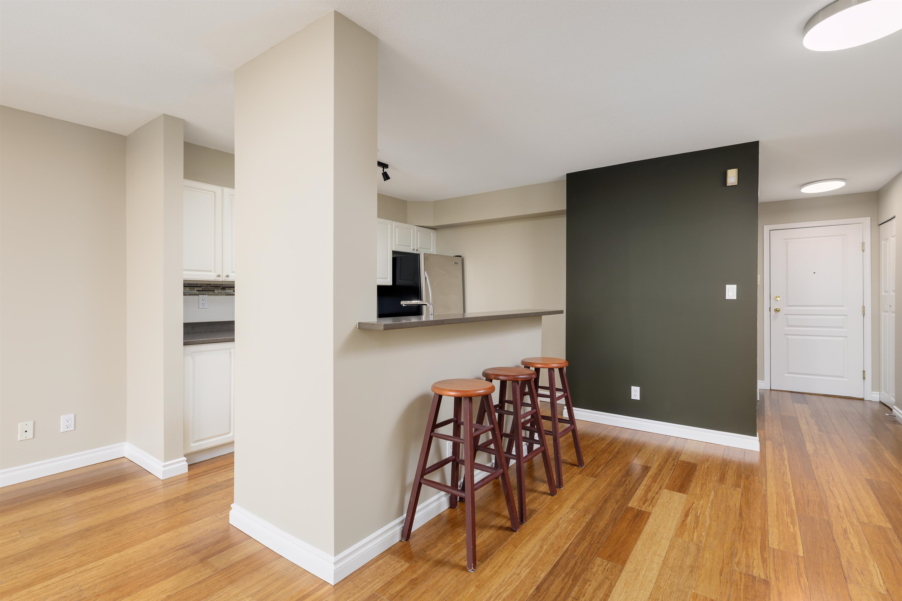 301 7117 ANTRIM AVENUE, Burnaby Unit: 301