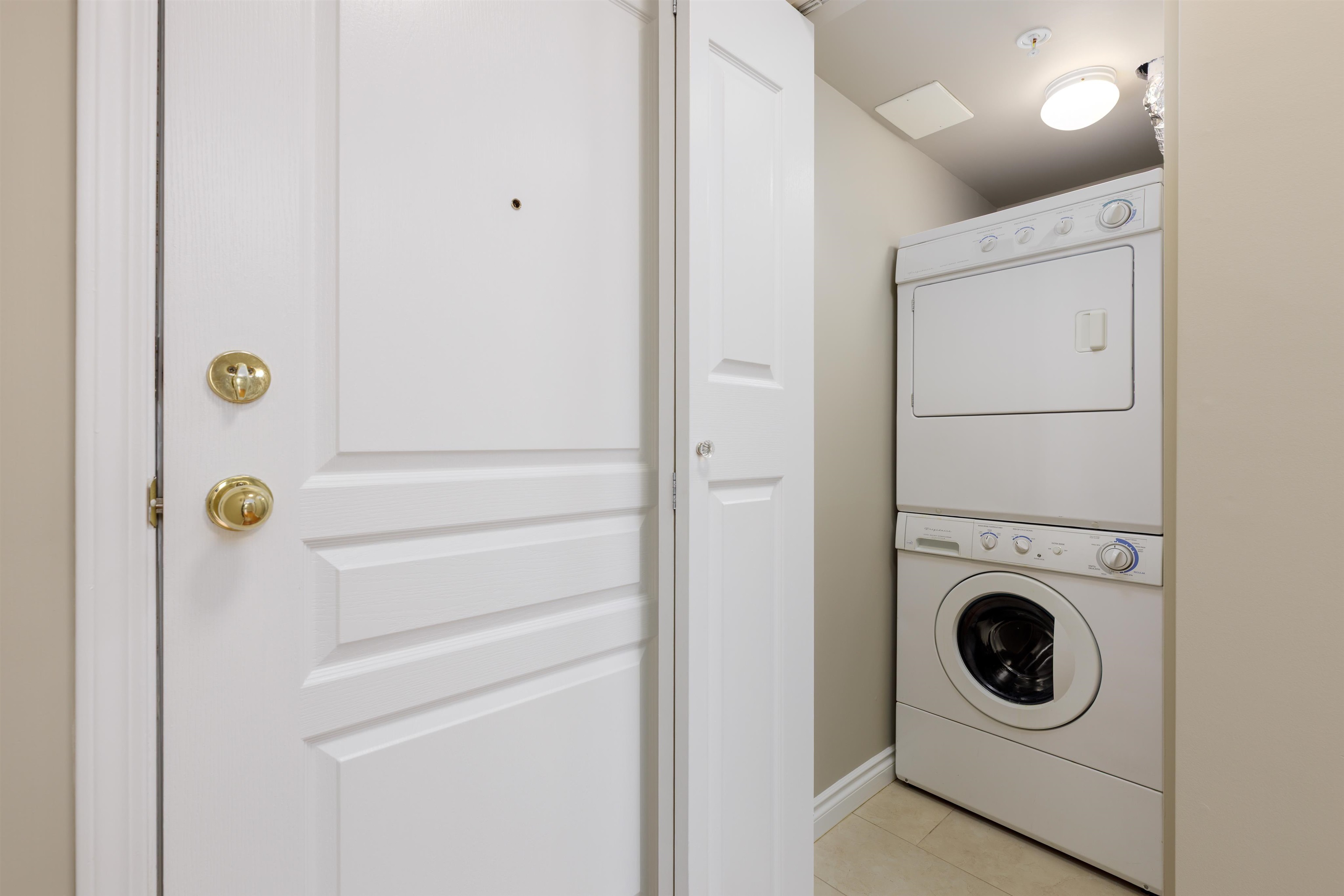 301 7117 ANTRIM AVENUE, Burnaby Unit: 301