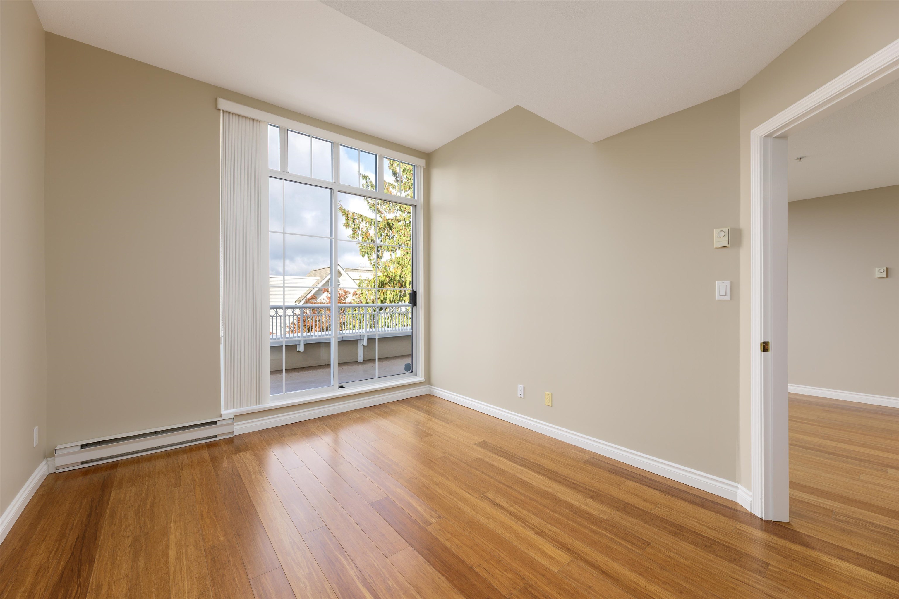 301 7117 ANTRIM AVENUE, Burnaby Unit: 301