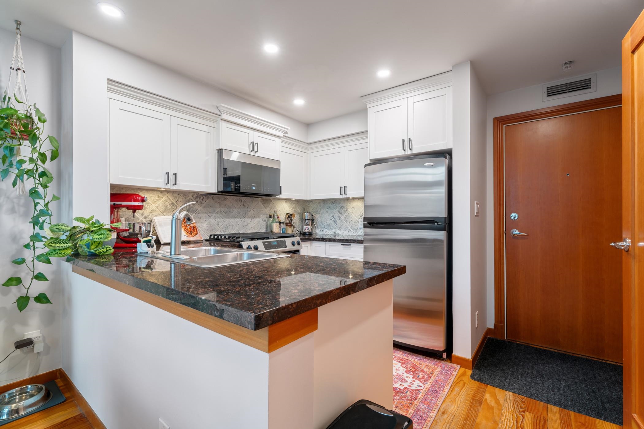 325 10 RENAISSANCE SQUARE, New Westminster Unit: 325