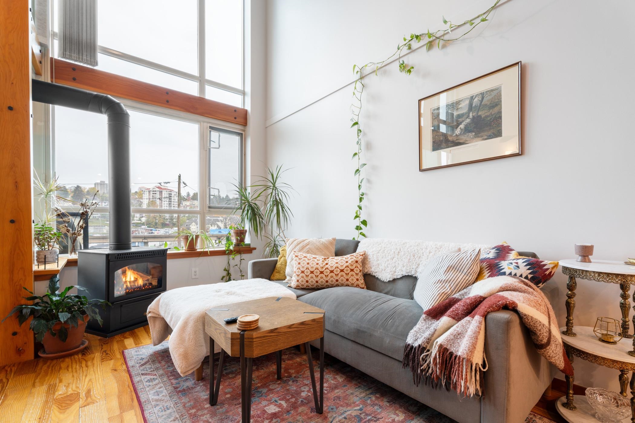 325 10 RENAISSANCE SQUARE, New Westminster Unit: 325