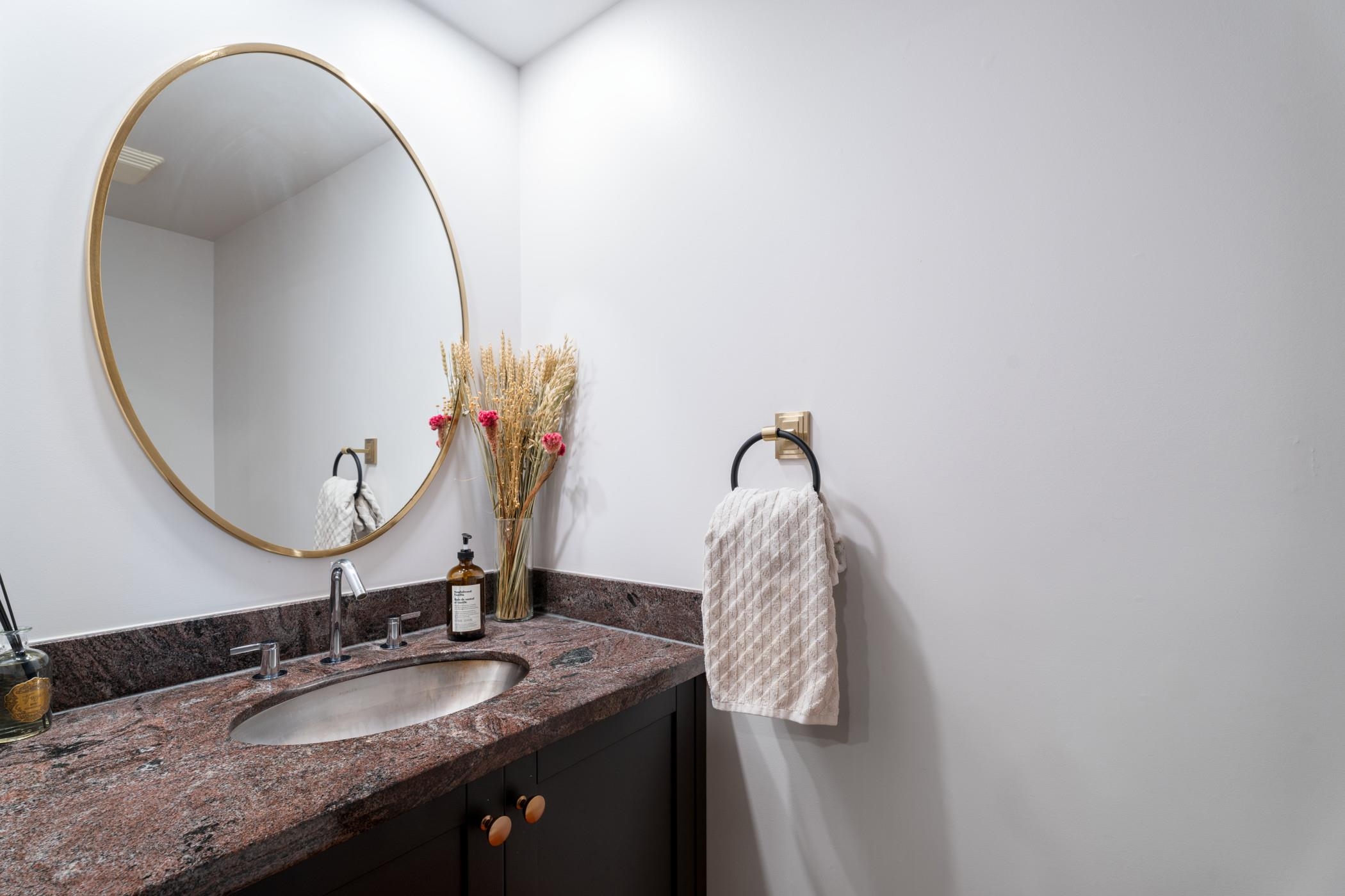 325 10 RENAISSANCE SQUARE, New Westminster Unit: 325