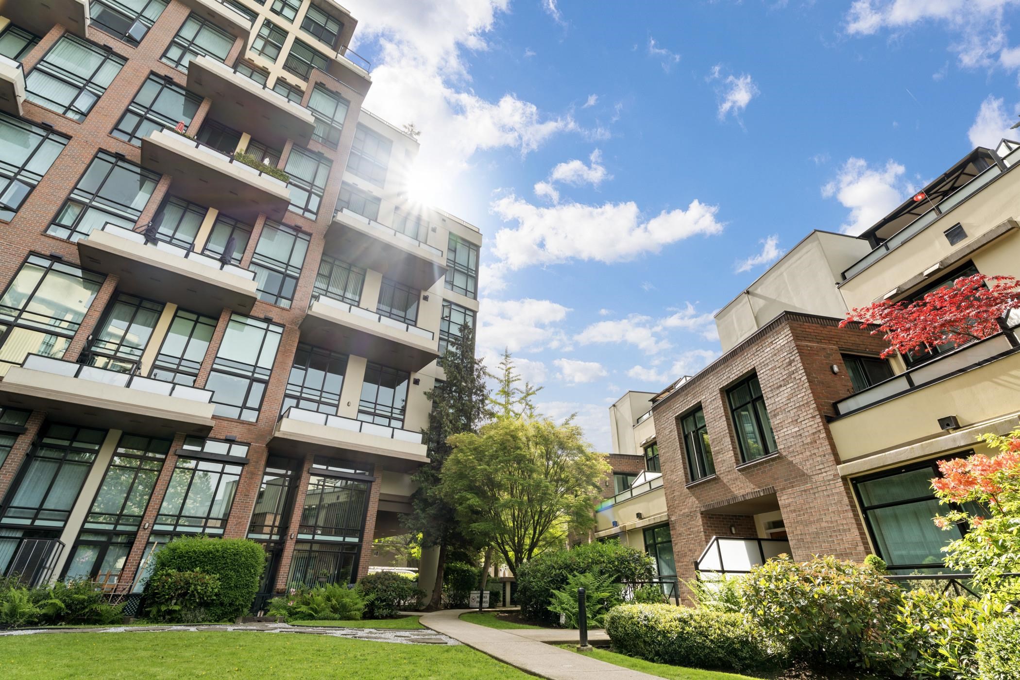 325 10 RENAISSANCE SQUARE, New Westminster Unit: 325