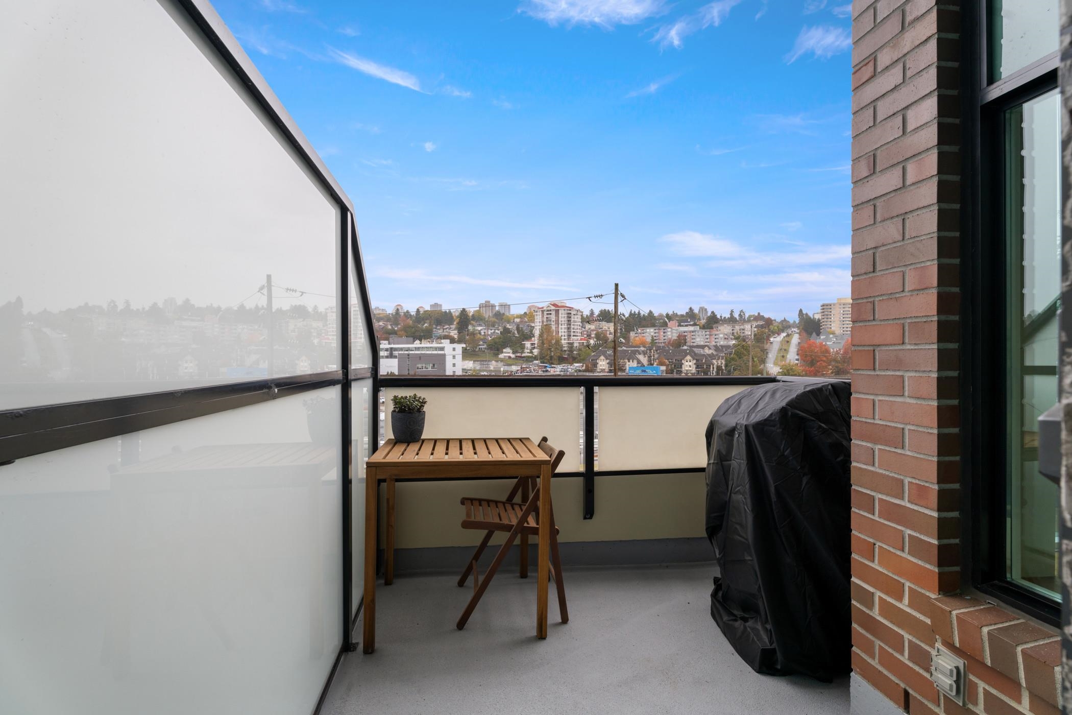 325 10 RENAISSANCE SQUARE, New Westminster Unit: 325