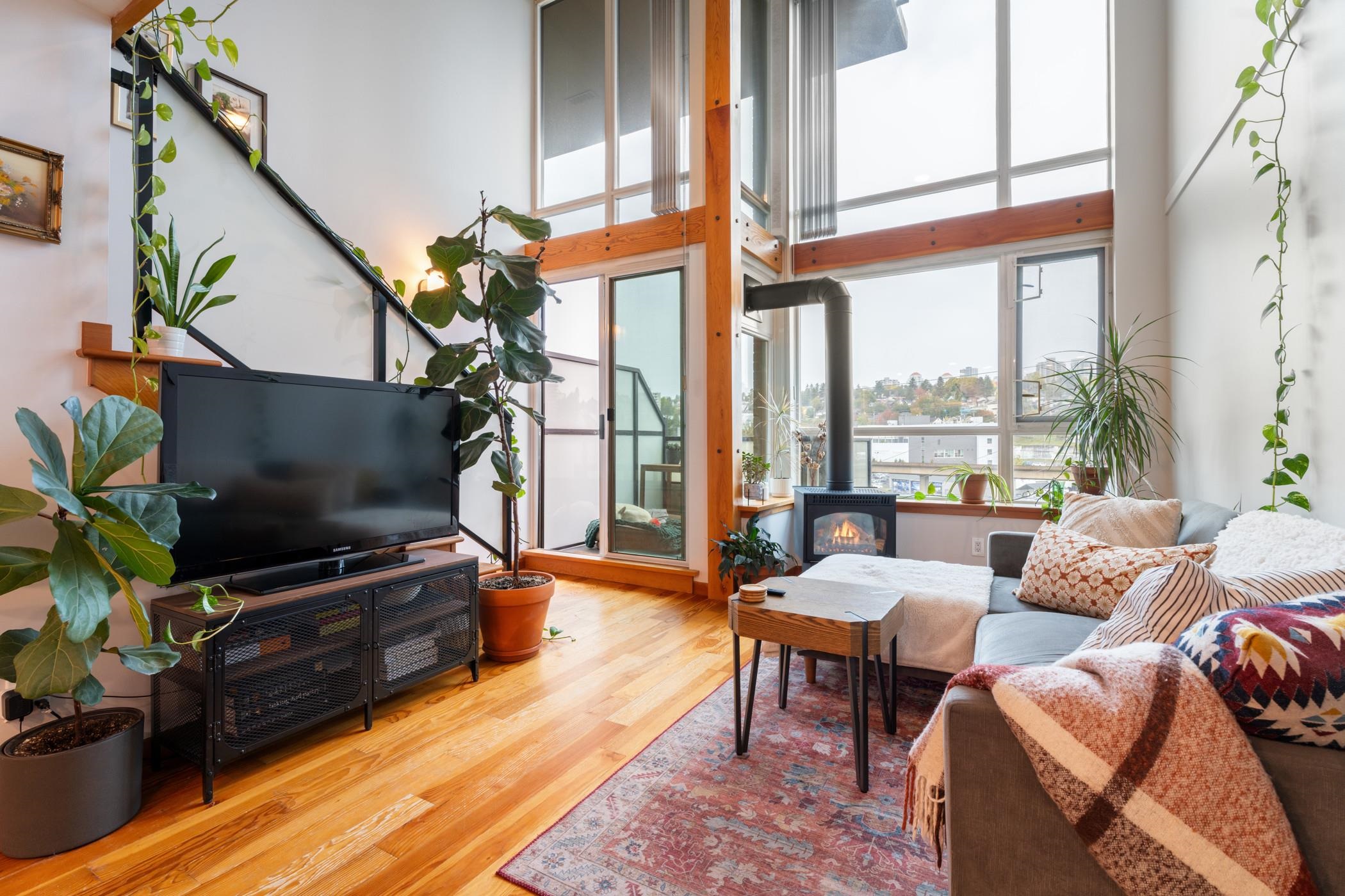 325 10 RENAISSANCE SQUARE, New Westminster Unit: 325