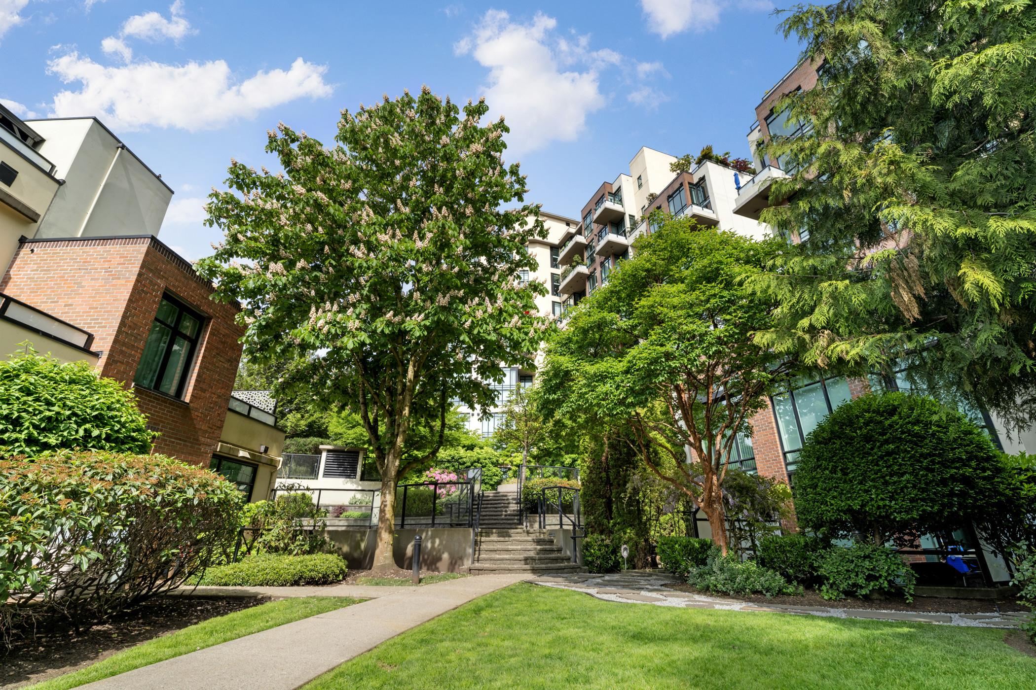 325 10 RENAISSANCE SQUARE, New Westminster Unit: 325
