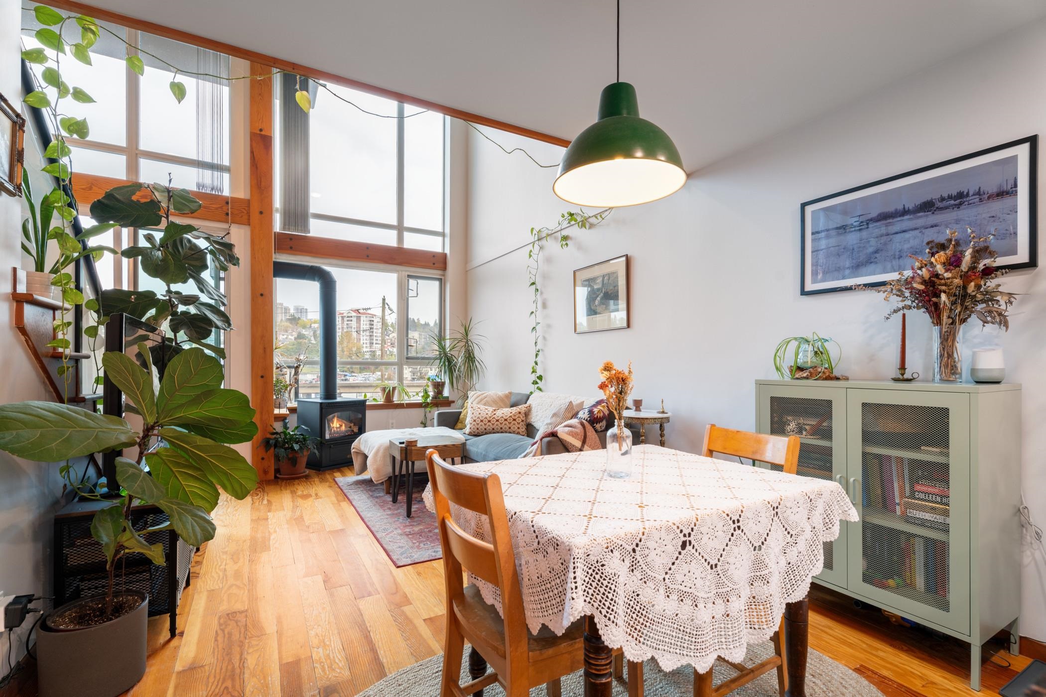 325 10 RENAISSANCE SQUARE, New Westminster Unit: 325