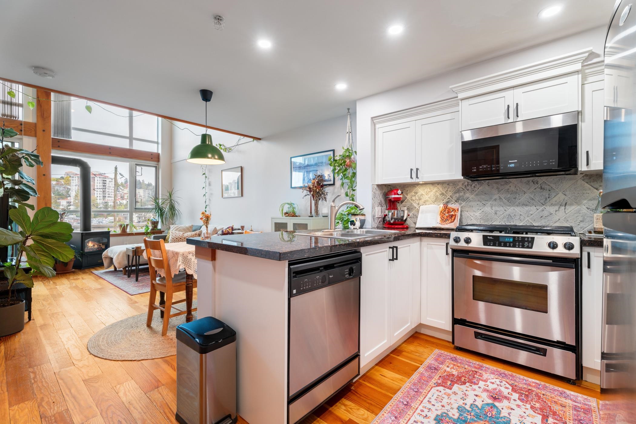 325 10 RENAISSANCE SQUARE, New Westminster Unit: 325