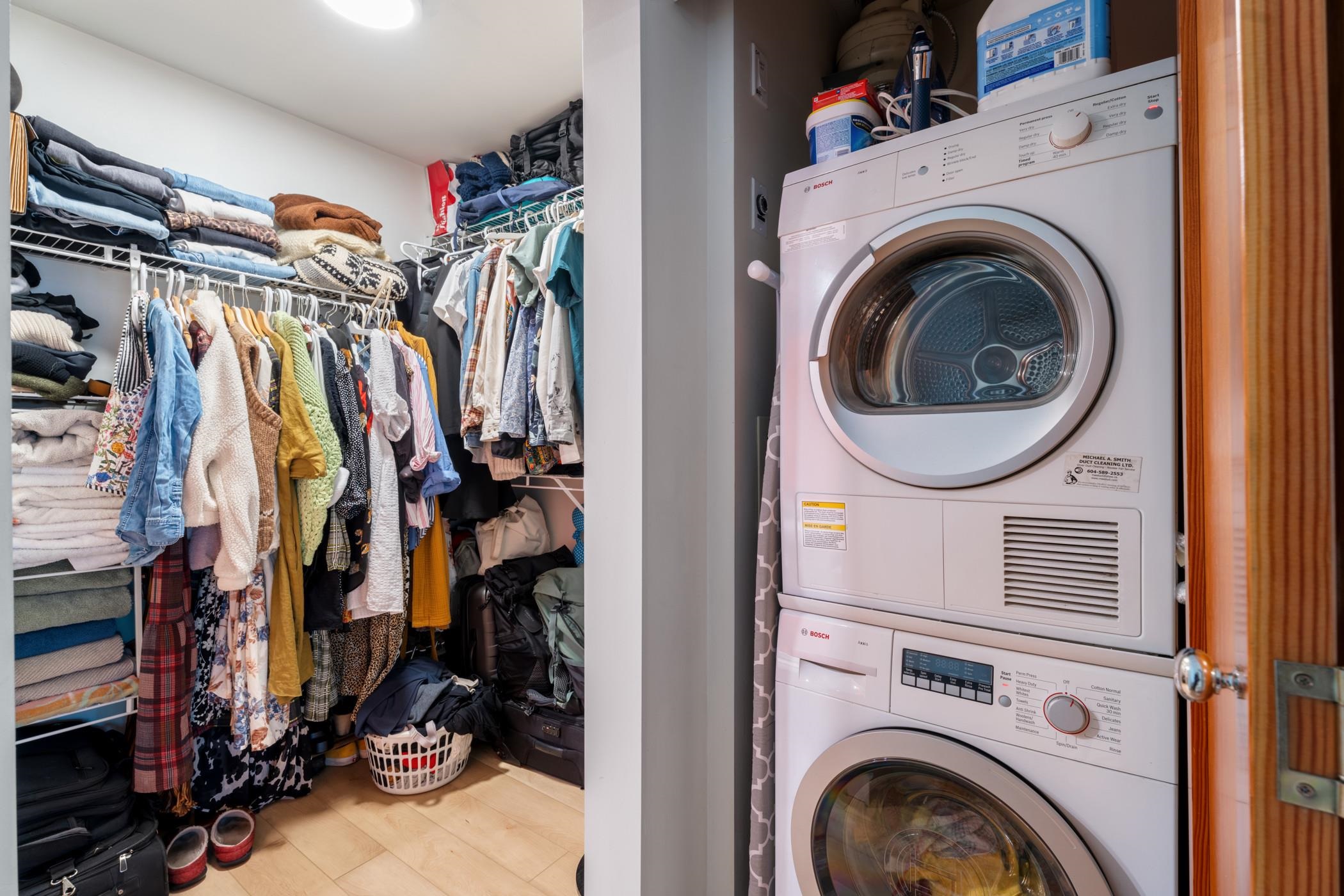 325 10 RENAISSANCE SQUARE, New Westminster Unit: 325