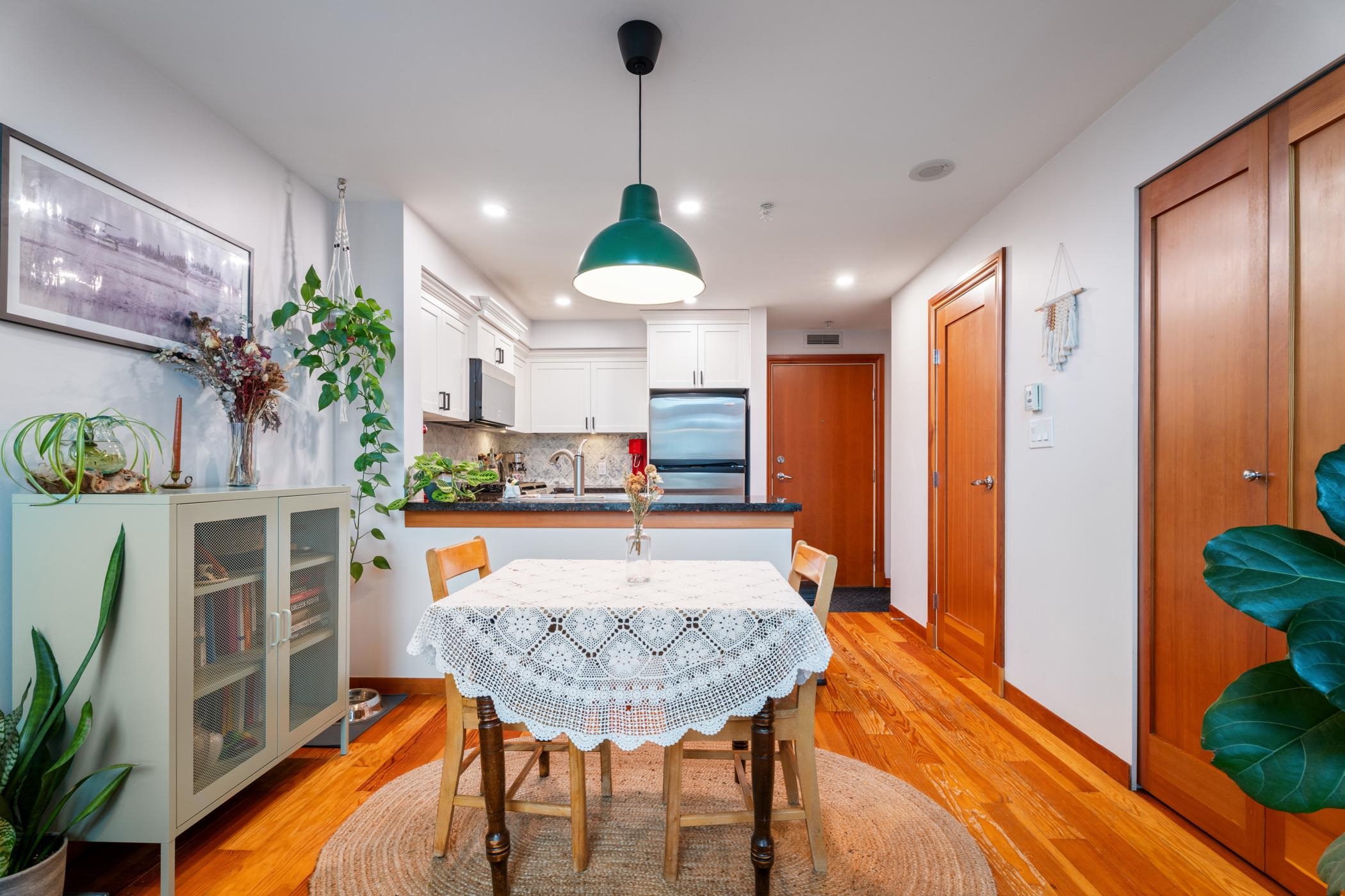 325 10 RENAISSANCE SQUARE, New Westminster Unit: 325