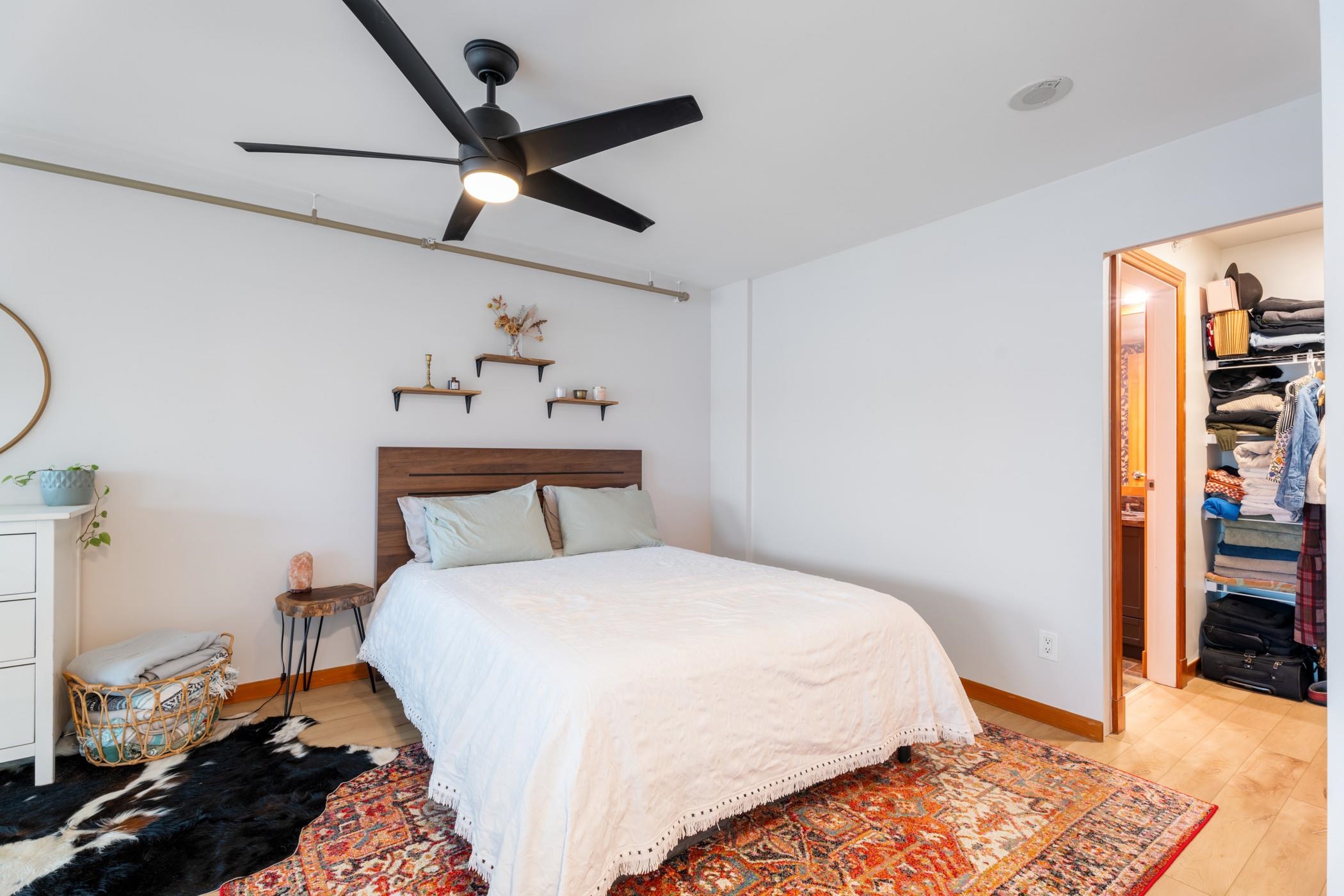 325 10 RENAISSANCE SQUARE, New Westminster Unit: 325