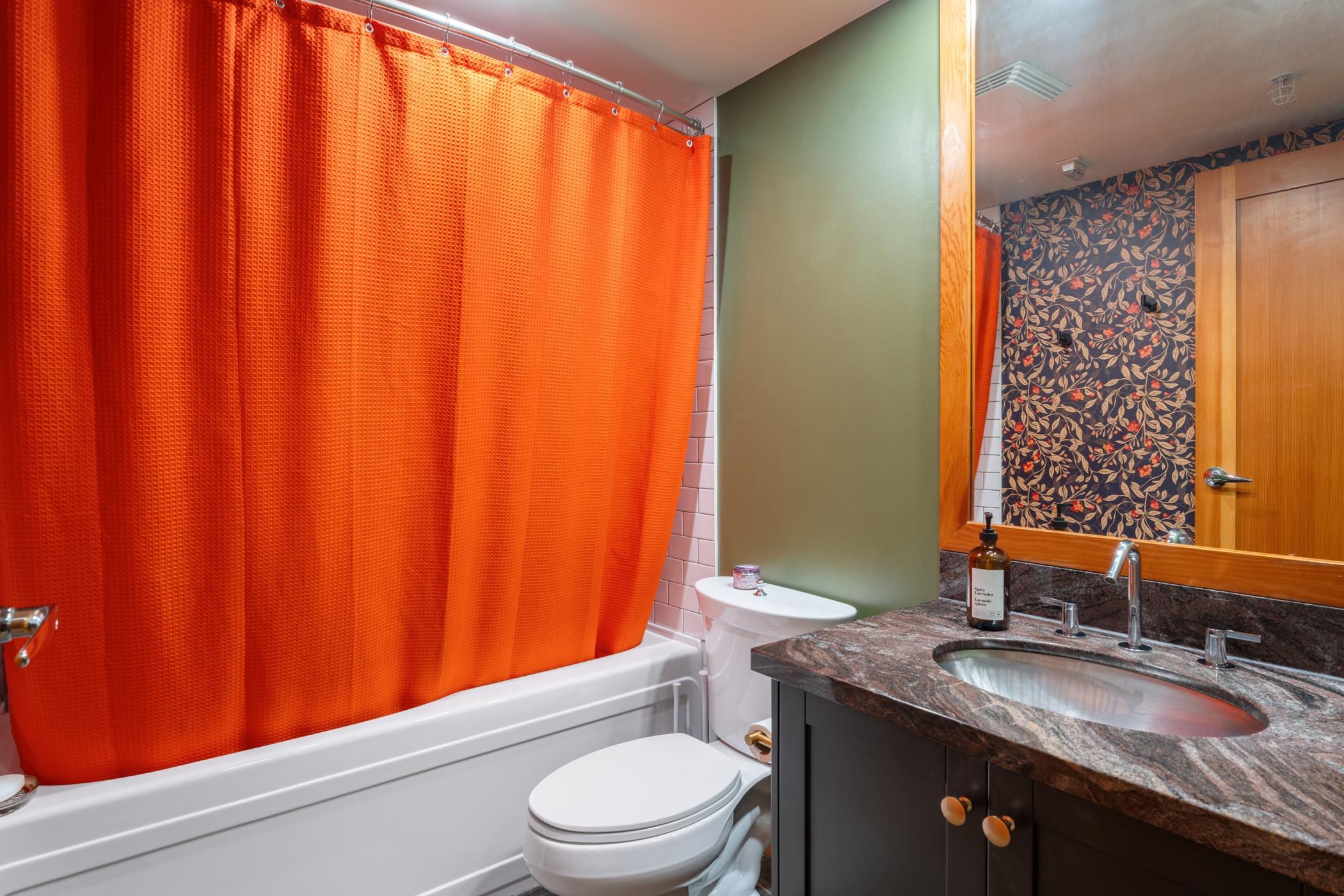 325 10 RENAISSANCE SQUARE, New Westminster Unit: 325