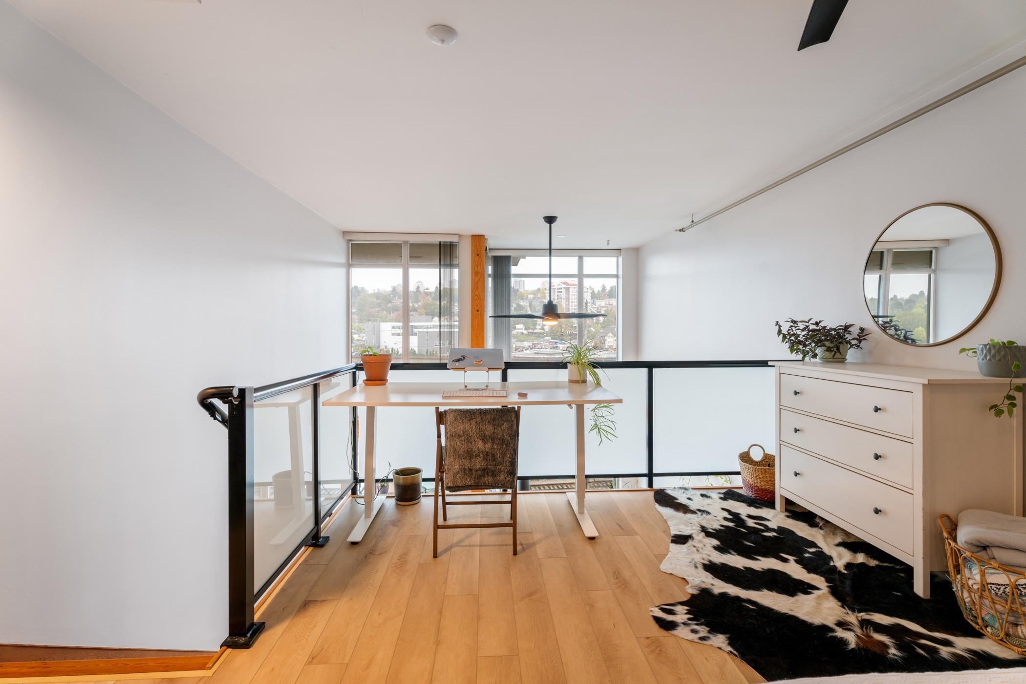 325 10 RENAISSANCE SQUARE, New Westminster Unit: 325