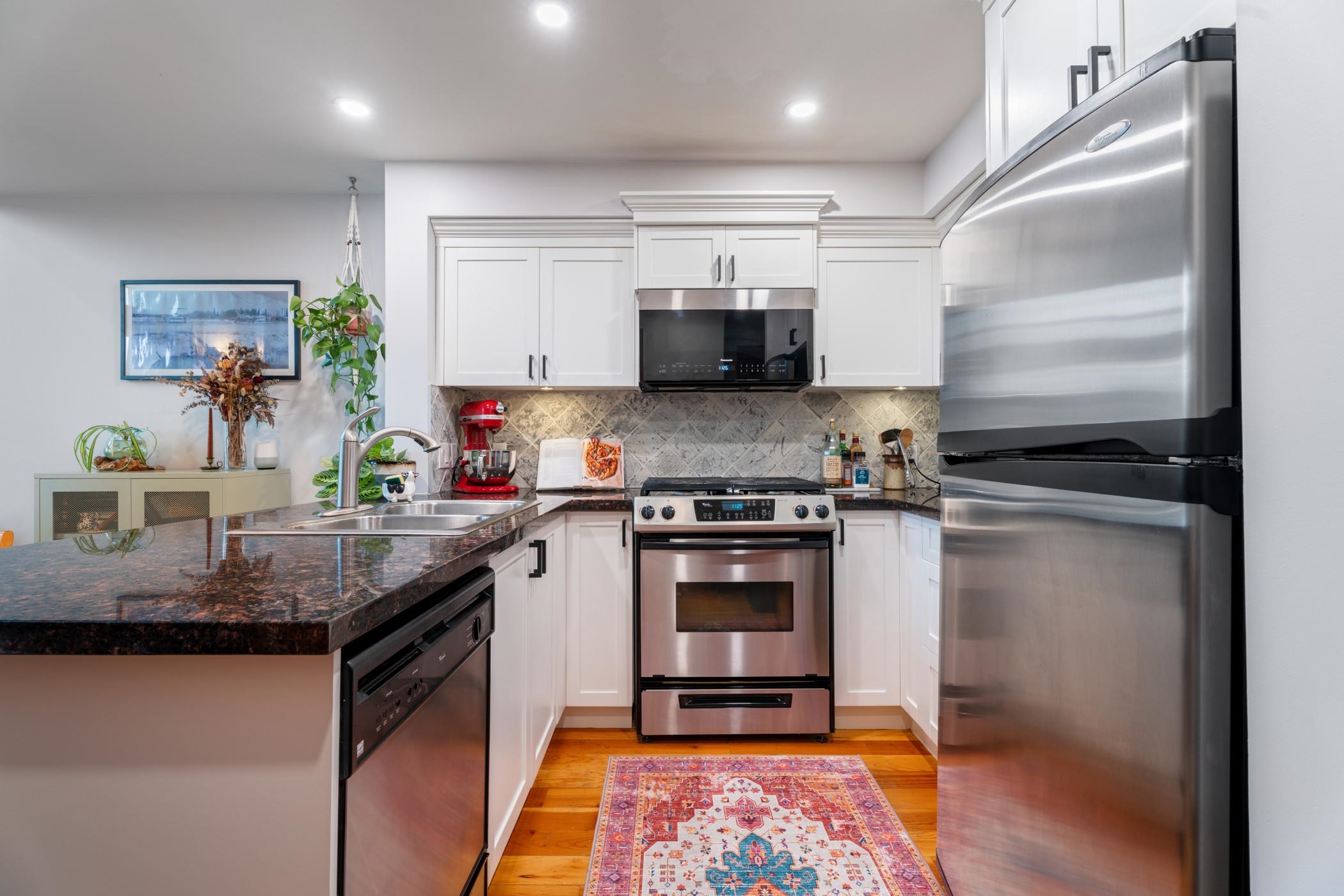 325 10 RENAISSANCE SQUARE, New Westminster Unit: 325