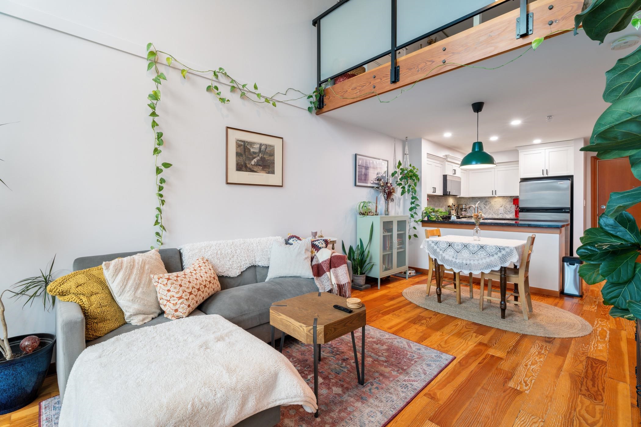 325 10 RENAISSANCE SQUARE, New Westminster Unit: 325