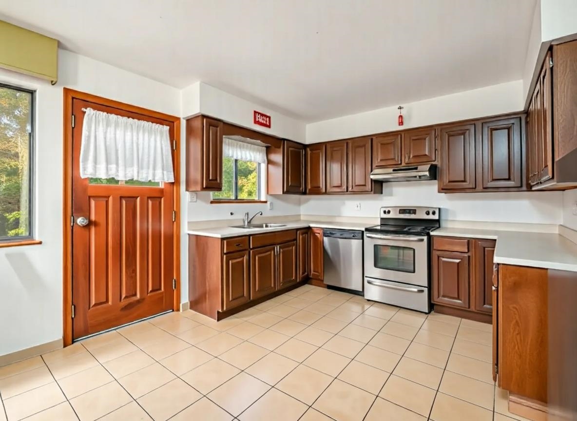 1609 BEWICKE AVENUE, North Vancouver