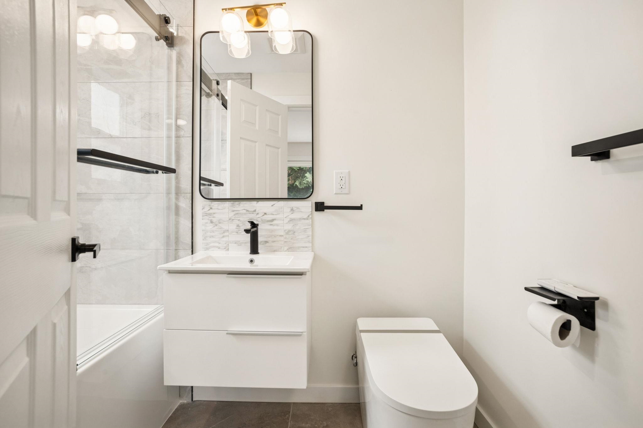 15962 NORTH BLUFF ROAD, White Rock