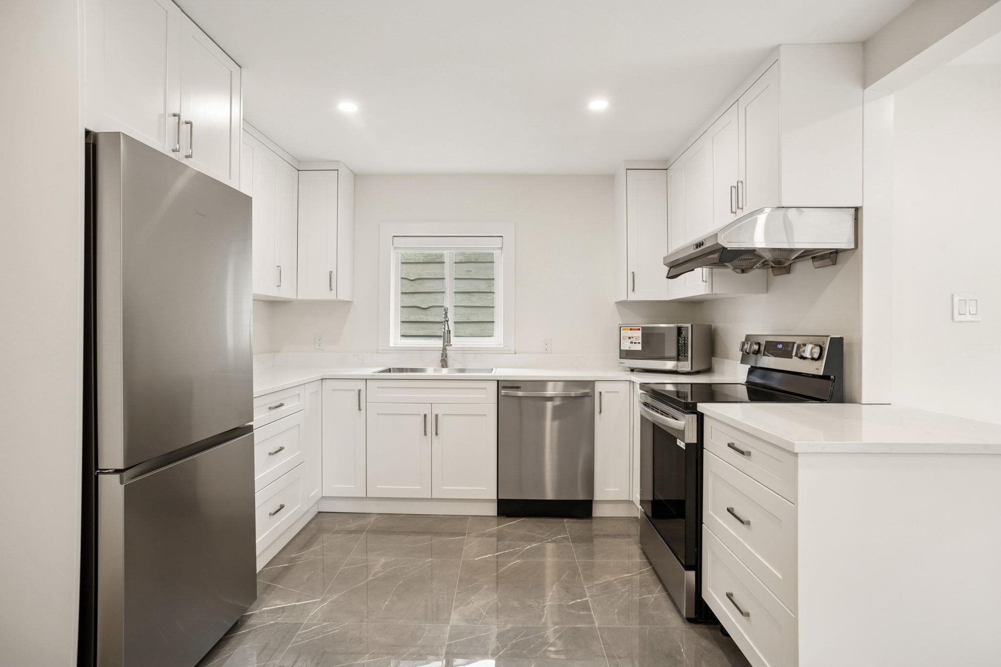 15962 NORTH BLUFF ROAD, White Rock