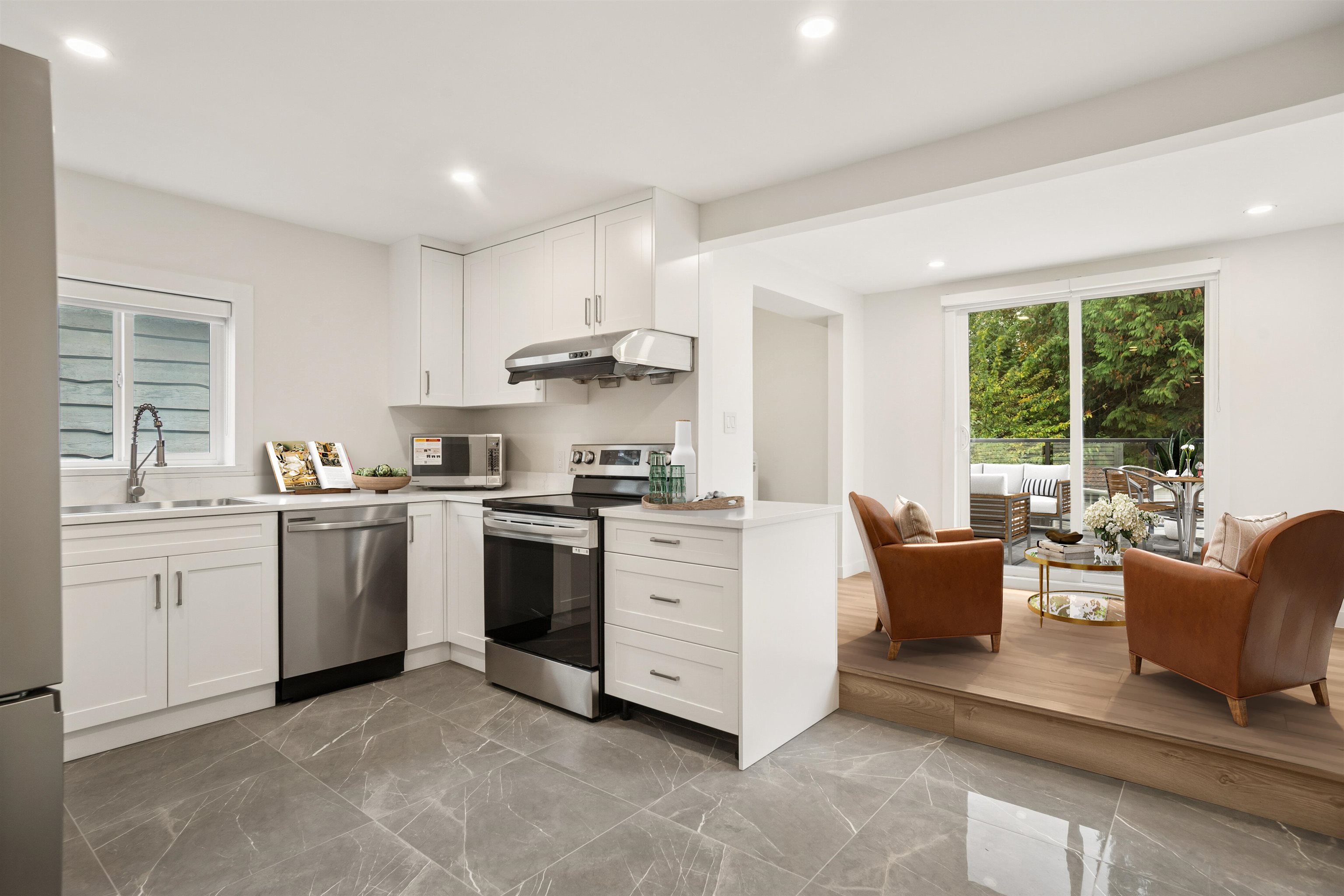 15962 NORTH BLUFF ROAD, White Rock