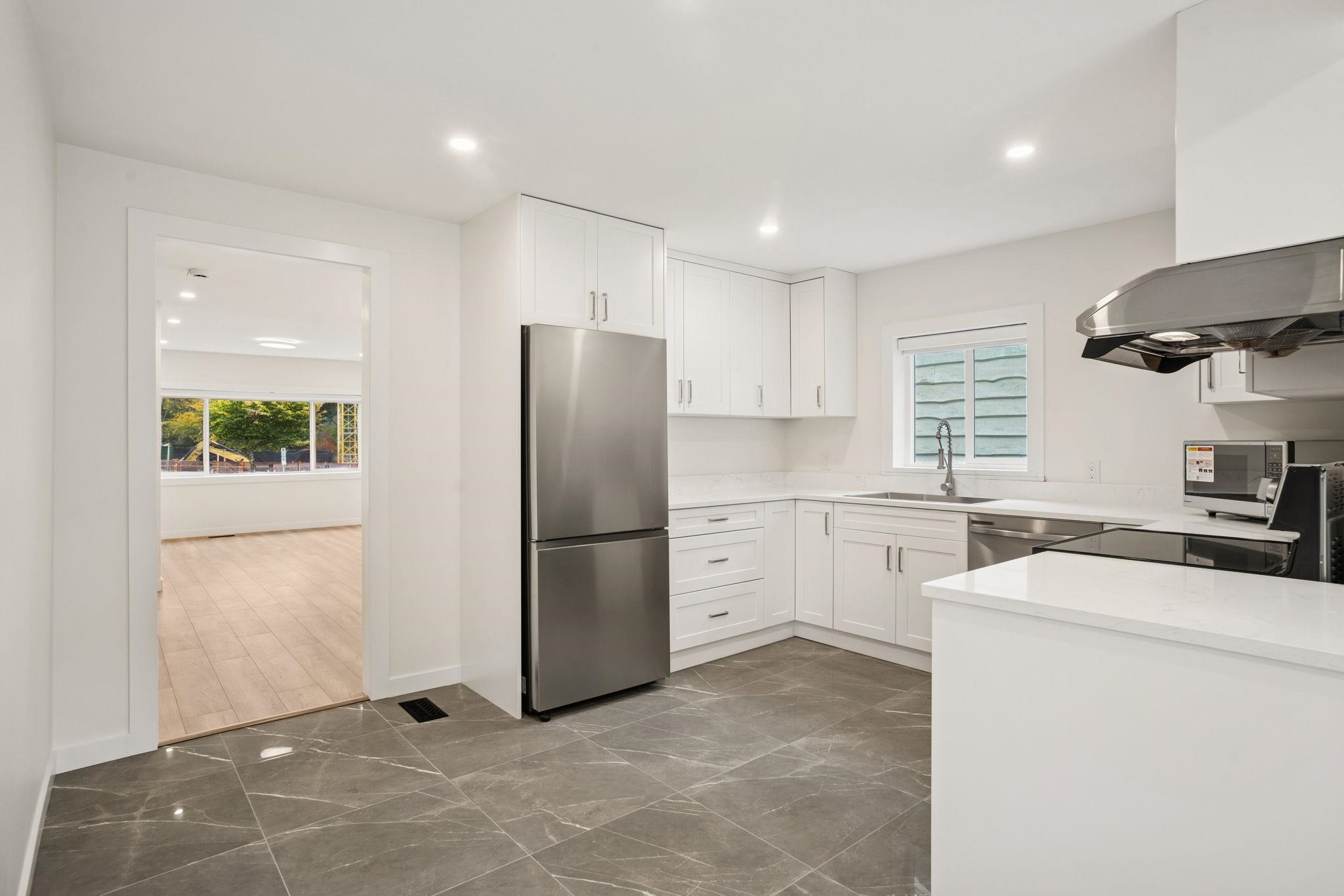 15962 NORTH BLUFF ROAD, White Rock