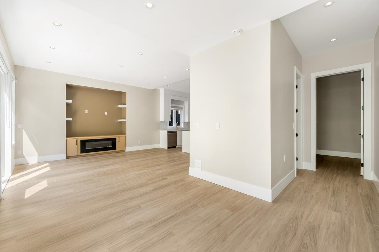 1 4096 NITHSDALE STREET Unit: 1