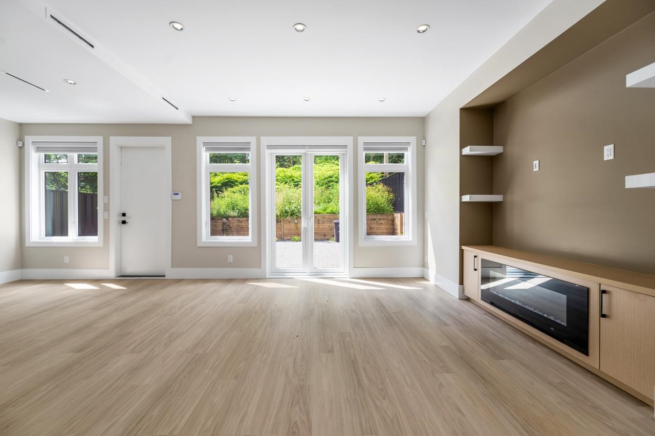 1 4096 NITHSDALE STREET Unit: 1