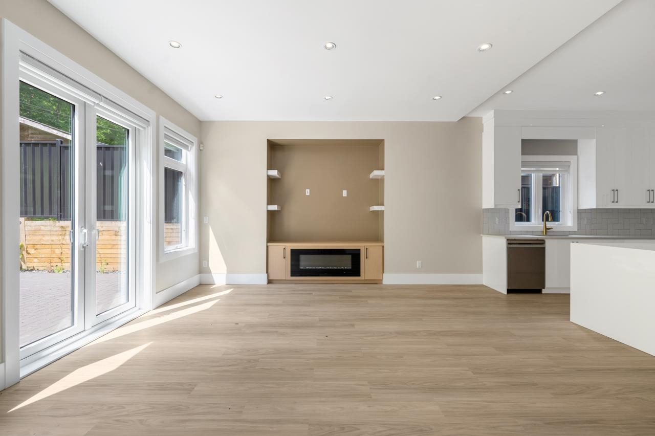 1 4096 NITHSDALE STREET Unit: 1