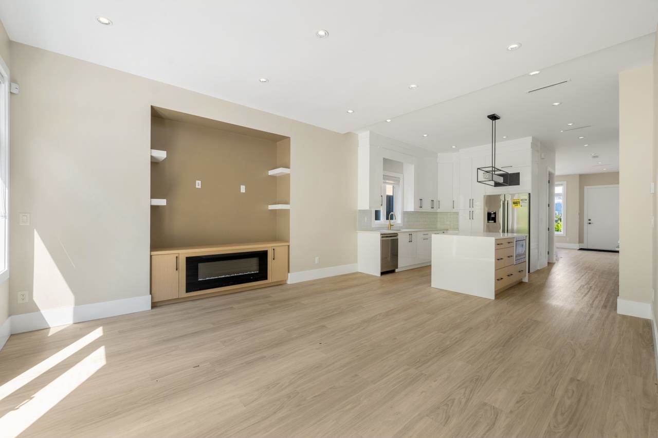 1 4096 NITHSDALE STREET Unit: 1
