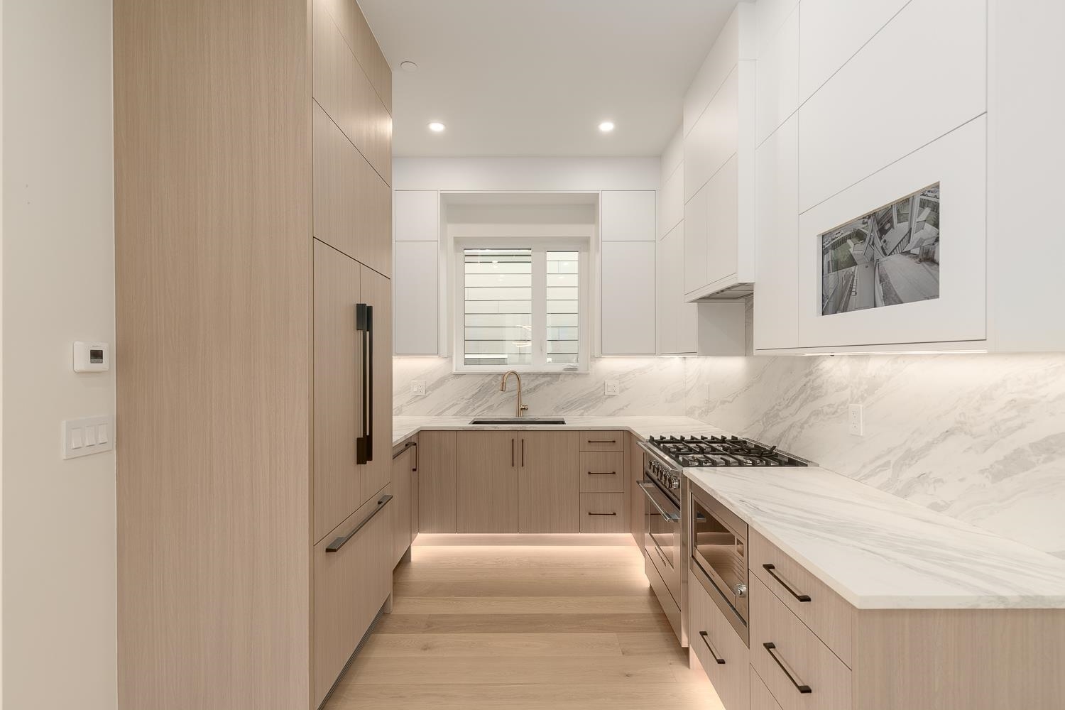 1 2658 DUNDAS STREET Unit: 1