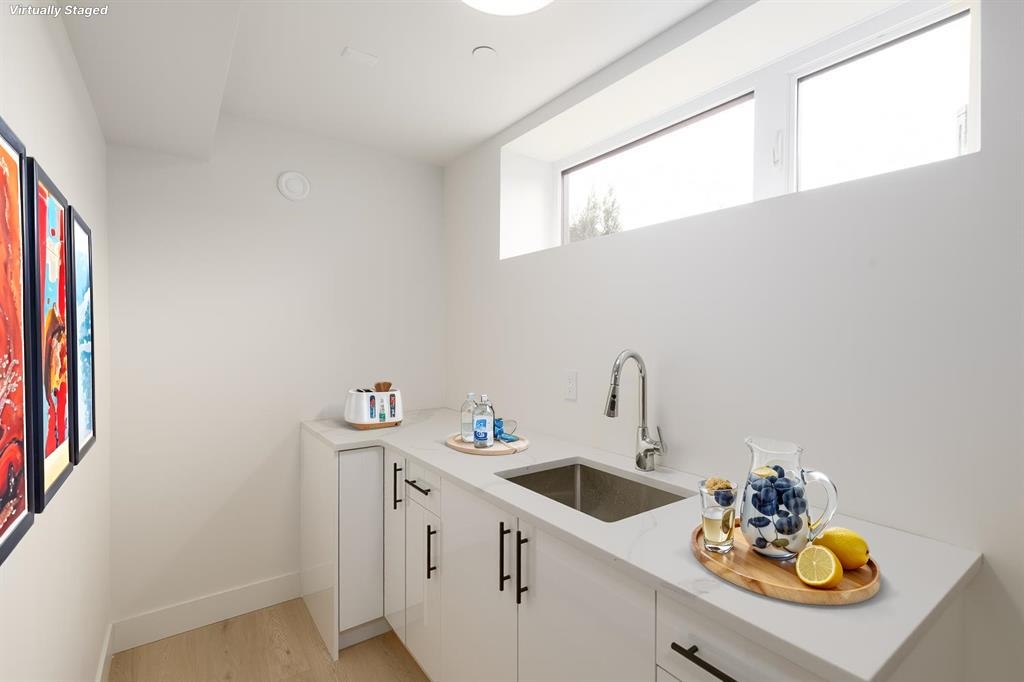 1 2658 DUNDAS STREET Unit: 1