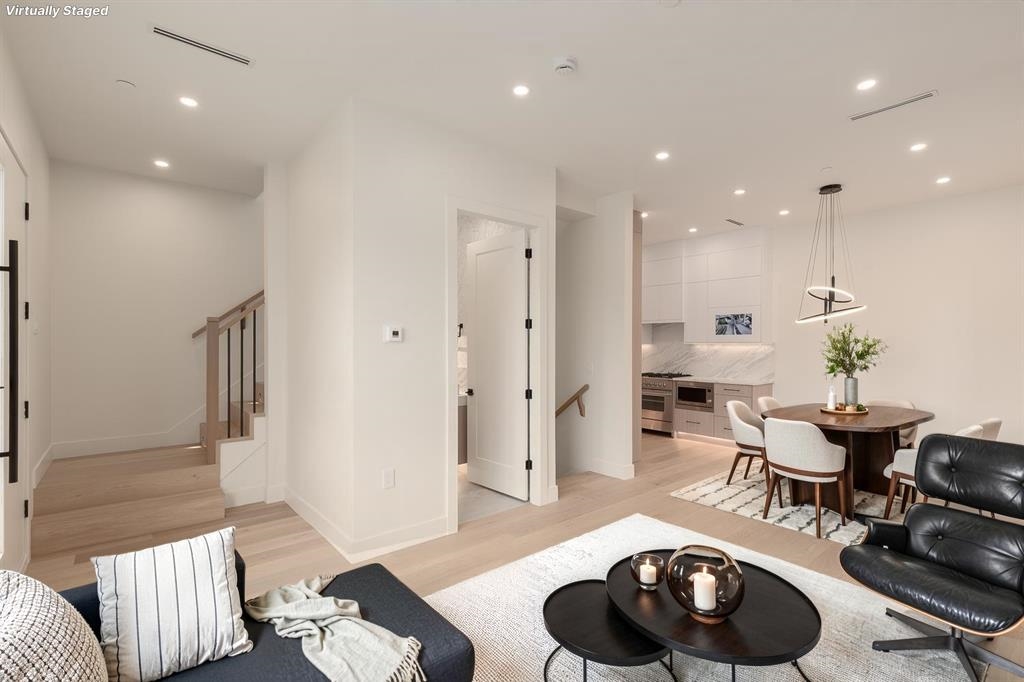 1 2658 DUNDAS STREET Unit: 1