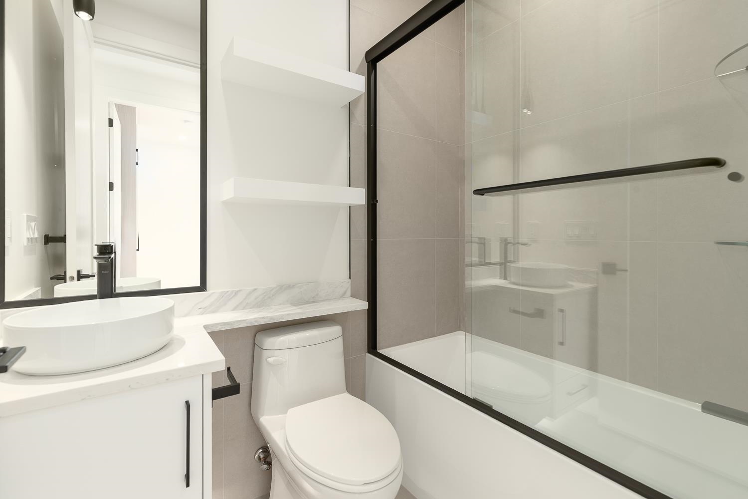 1 2658 DUNDAS STREET Unit: 1