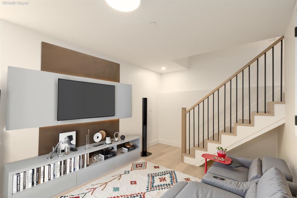 1 2658 DUNDAS STREET Unit: 1