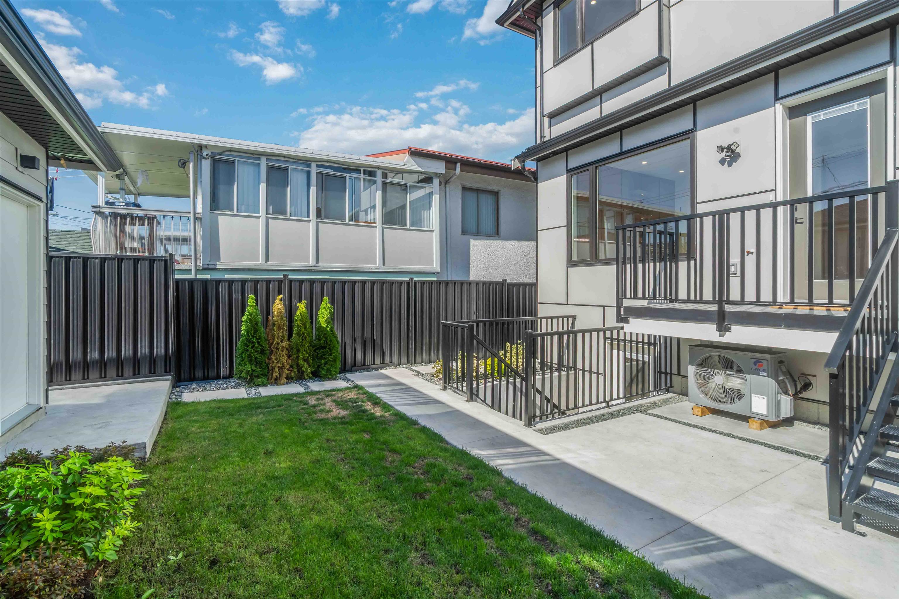 2 2658 DUNDAS STREET Unit: 2